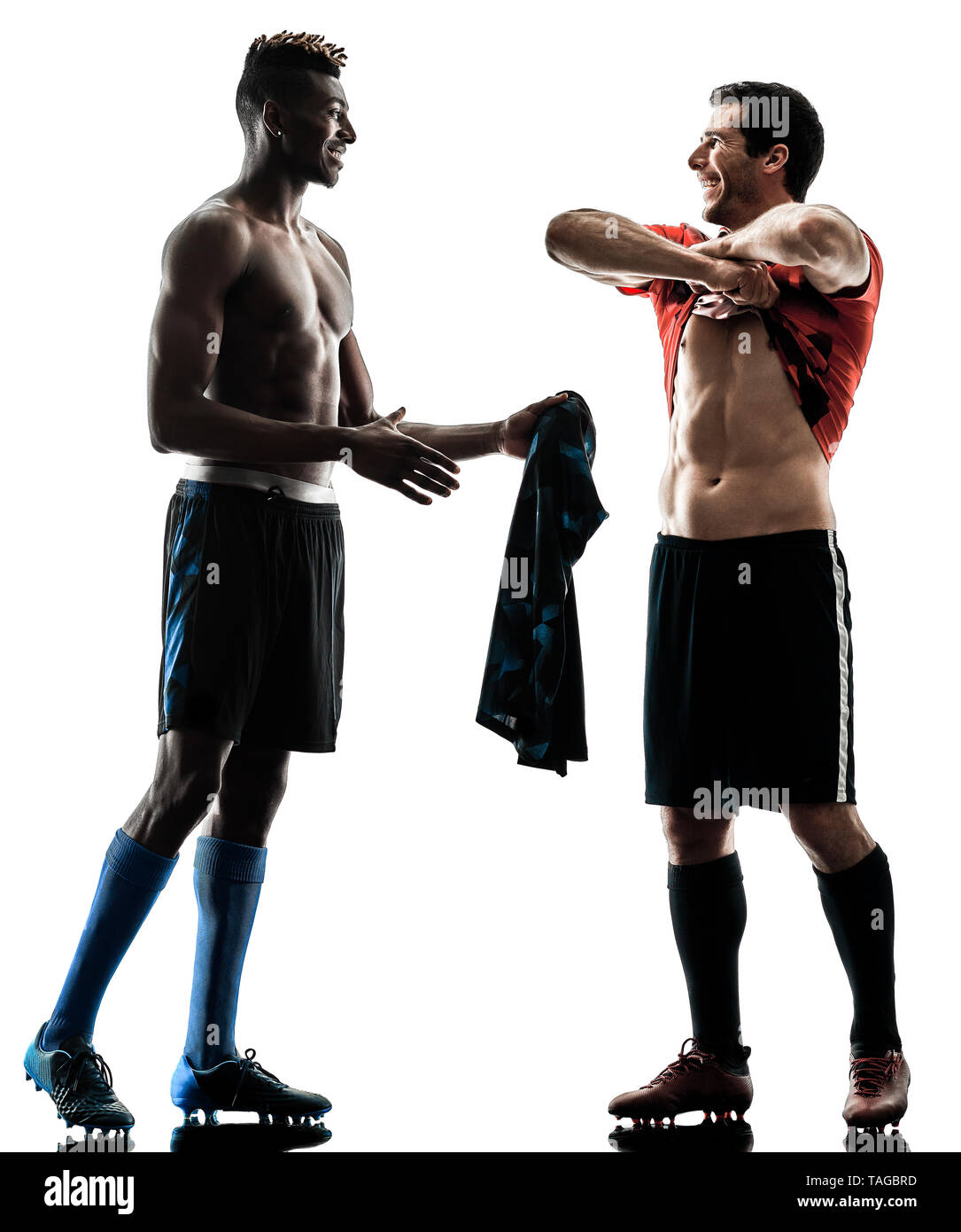 Deux joueurs de football des hommes à la silhouette studio isolé sur fond blanc Banque D'Images