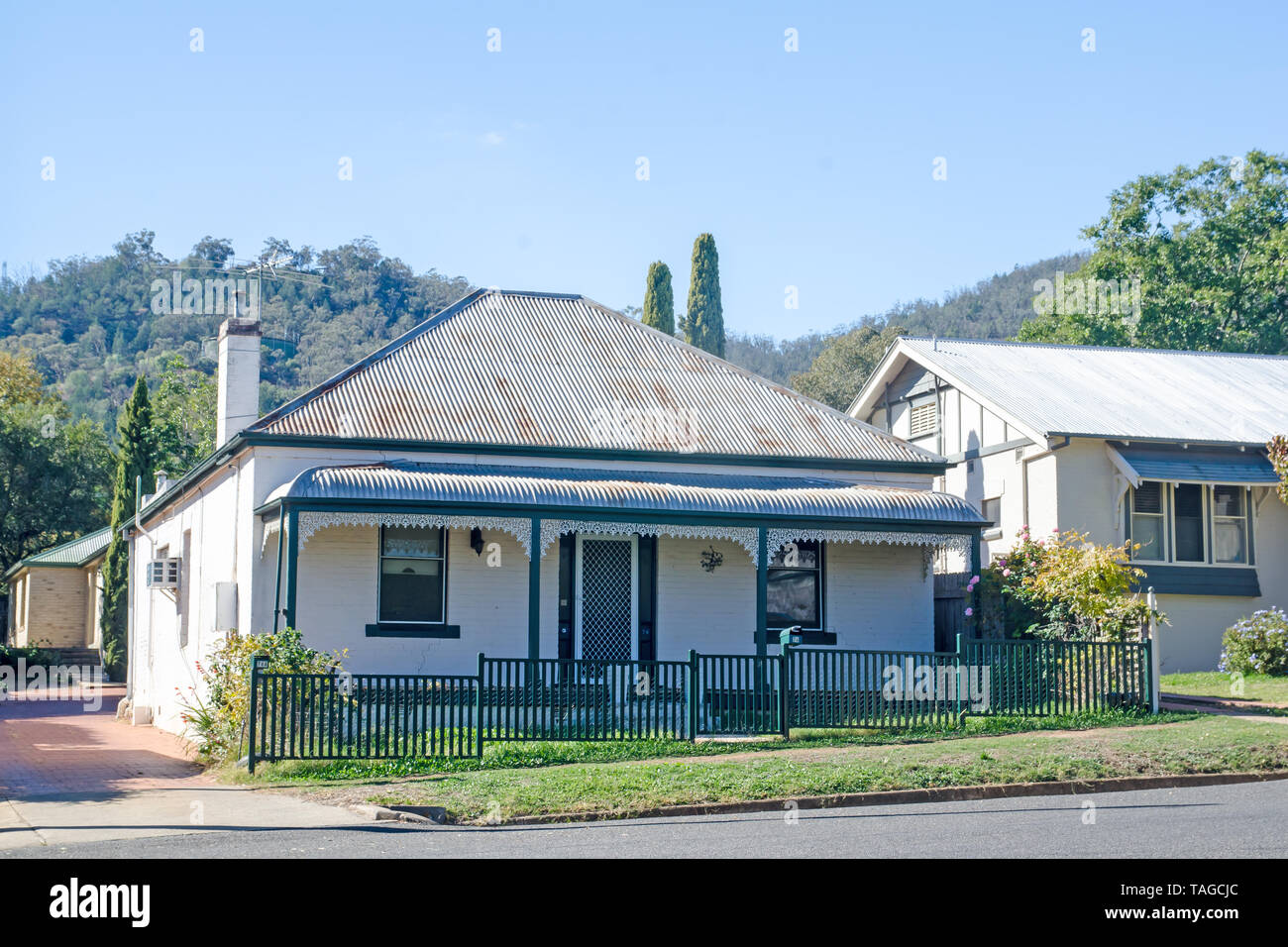Un cottage en briques de style victorien australien avec toit en fer ondulé et véranda à nez de taureau. Banque D'Images