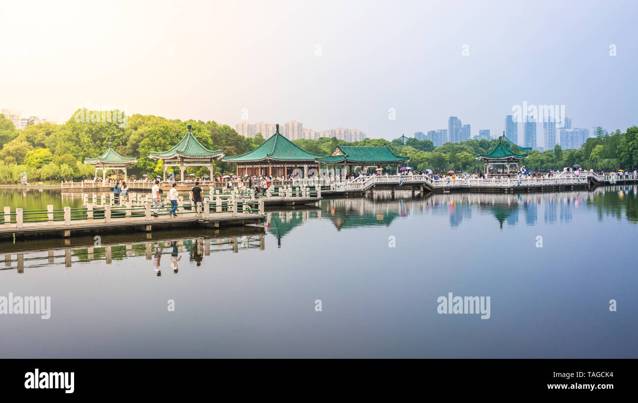 Wuhan Hubei, 27 avril 2018 : Wuhan Donghu à l'est avec vue sur le lac et pavillon chinois et dramatique de la lumière dans le Hubei Wuhan Chine Banque D'Images