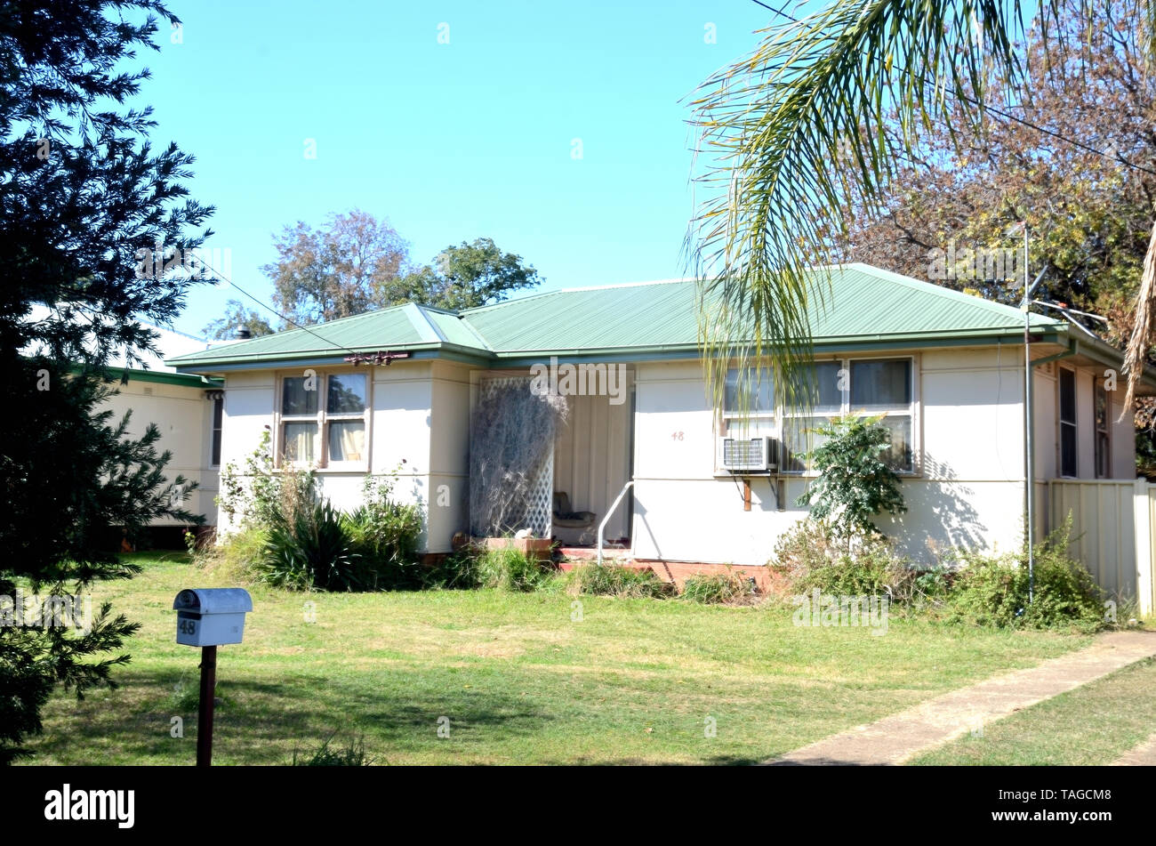 Australian Post War fibro-ciment façade Double maison avec toit de fer. Tamworth NSW. Banque D'Images