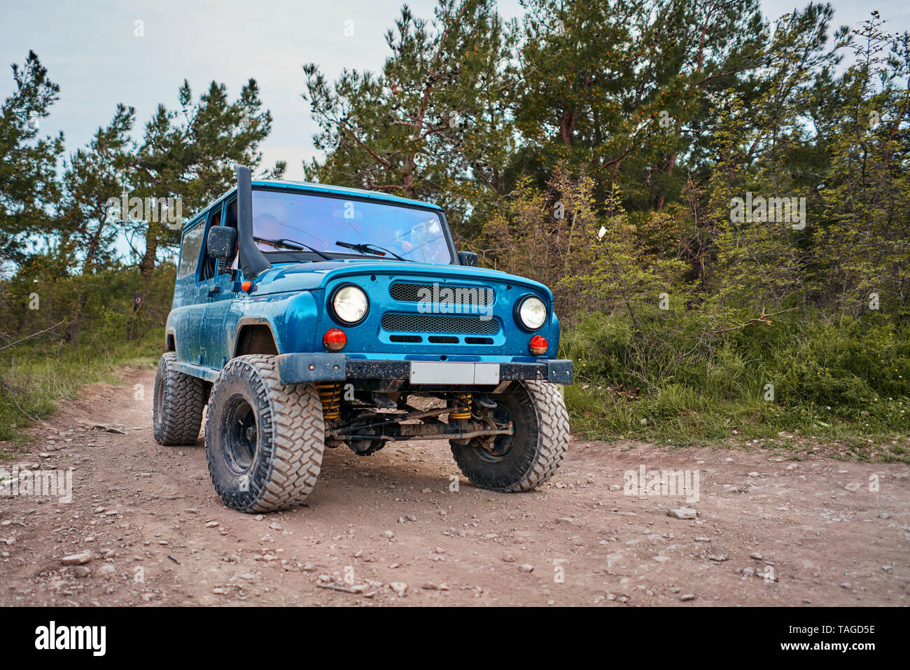 Jeeps dans les montagnes par la mer Banque D'Images