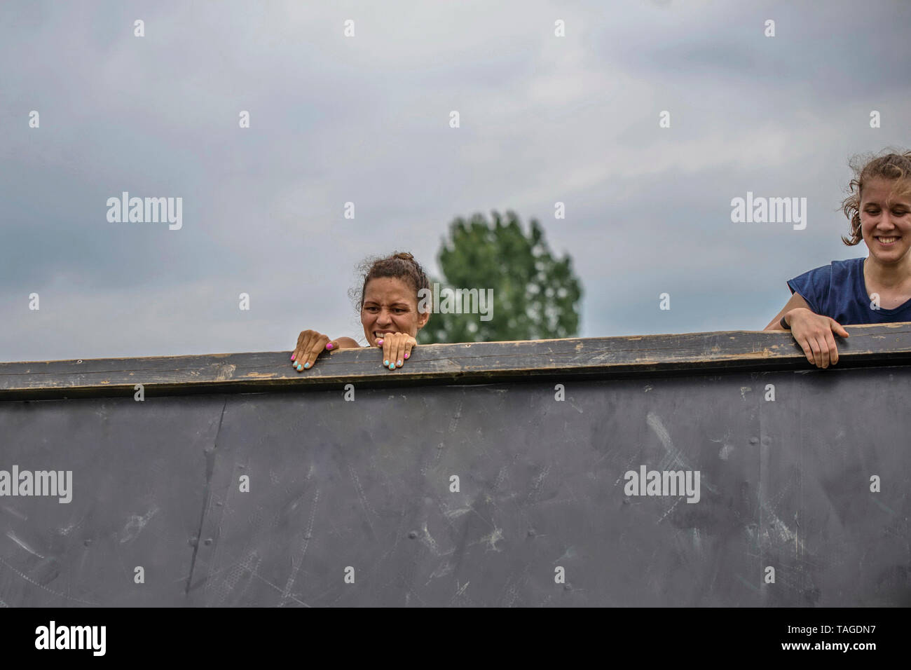 SOFIA, BULGARIE - 7 juillet 2018 - Deux jeunes filles faisant glisser jusqu'à grimper sur un mur dans un défi de force Banque D'Images