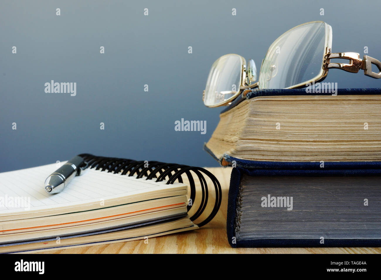 Vintage Books et lunettes avec le bloc-notes. Concept de connaissance et de sagesse. Banque D'Images