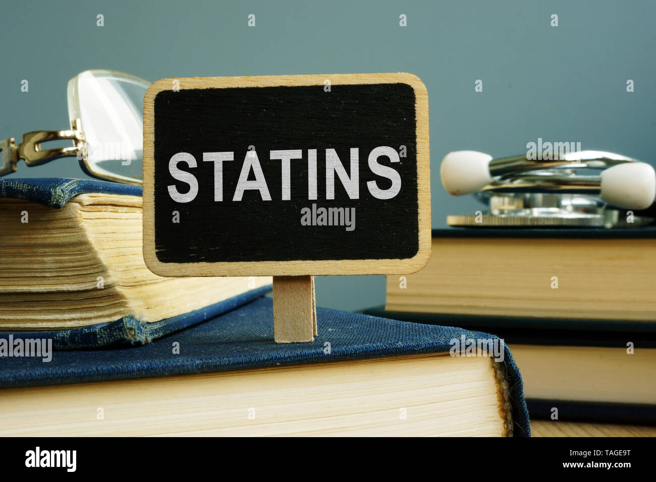 Les statines concept. Comprimés, verres et stéthoscope. Banque D'Images