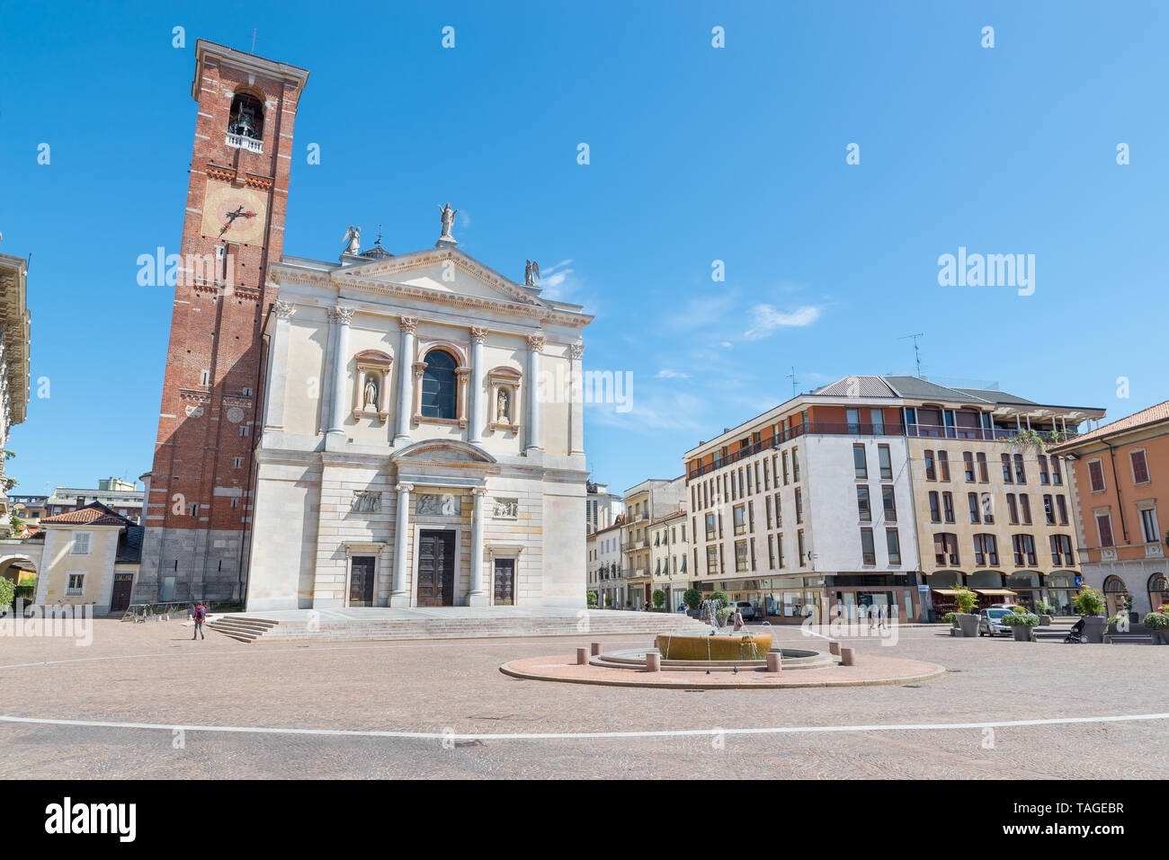 Centre historique d'une ville italienne. Ville Gallarate et square de la liberté avec la Basilique de Santa Maria Assunta Banque D'Images