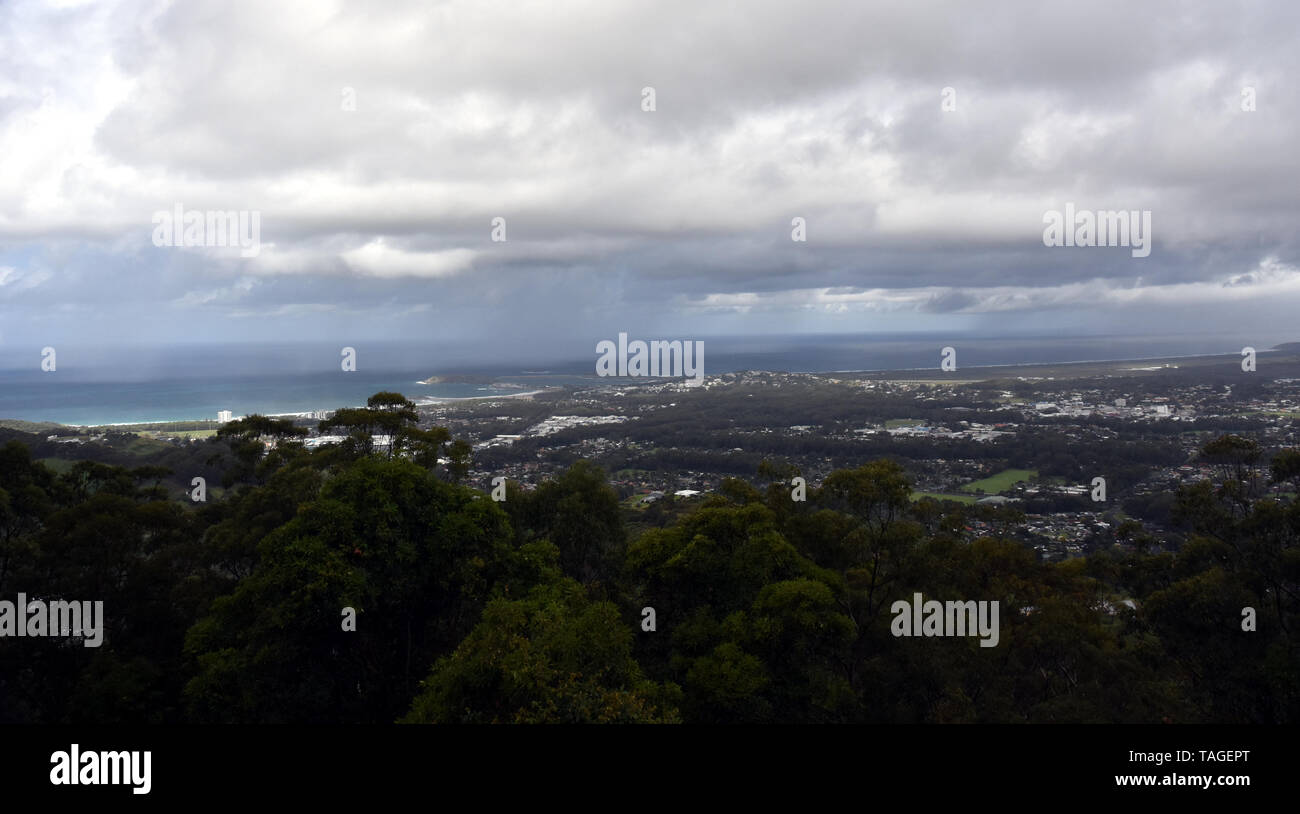 Vue de la forêt de Coffs Harbour Pier Ciel, qui est un belvédère avec vue panoramique sur la jetée un jour nuageux. Banque D'Images