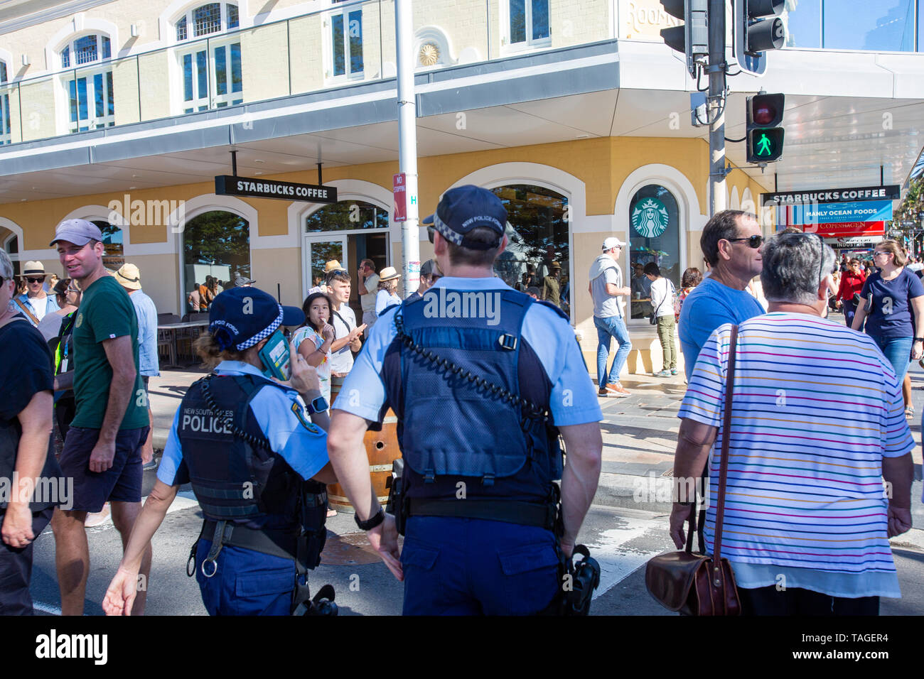 Policier et policier australien en patrouille à Manly Beach pendant le festival Taste of Manly Food and Wine, Sydney, Australie Banque D'Images