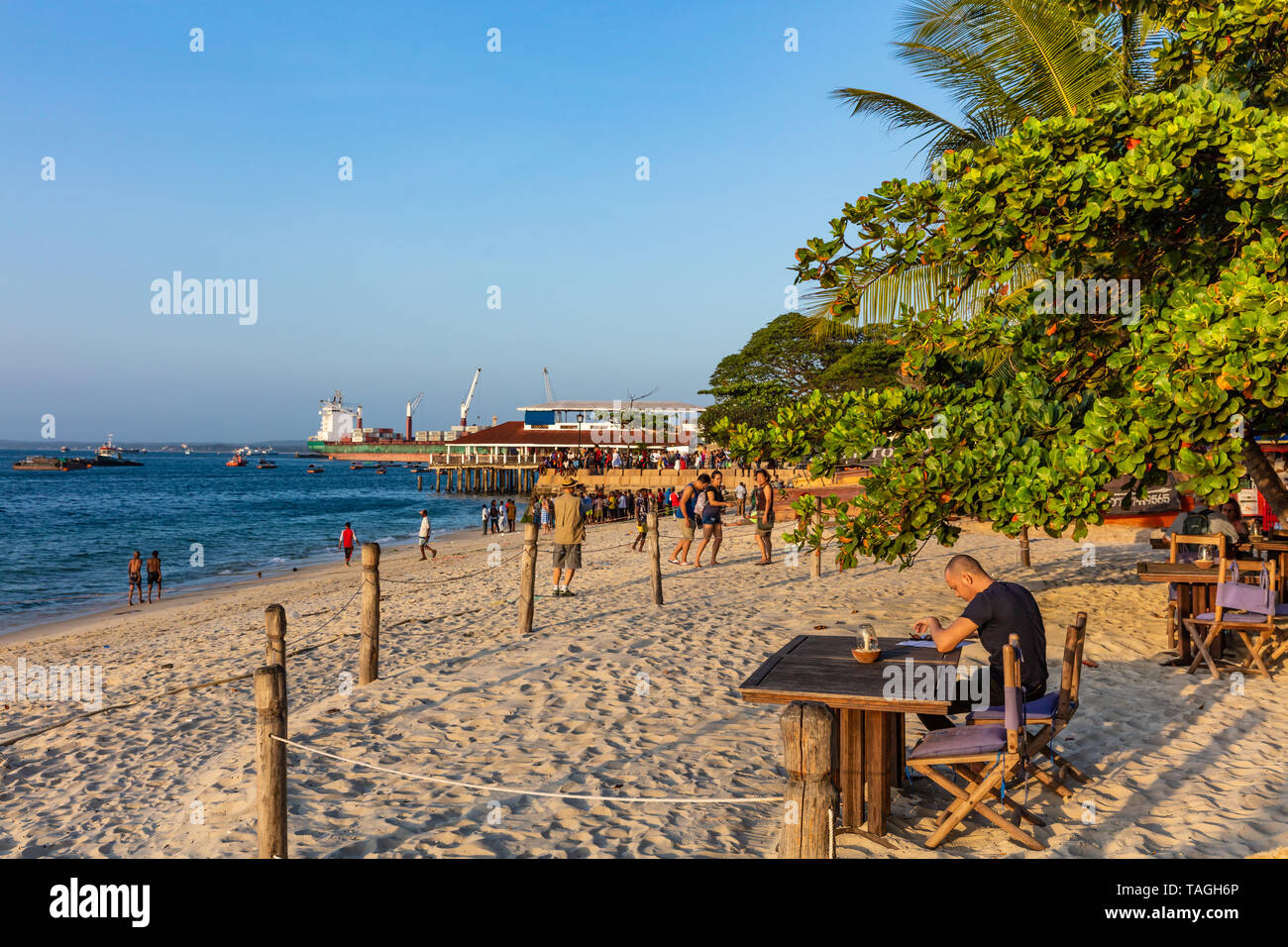 Stone Town , Zanzibar-February 28, 2019 : les touristes profitant de la plage au coucher du soleil Banque D'Images