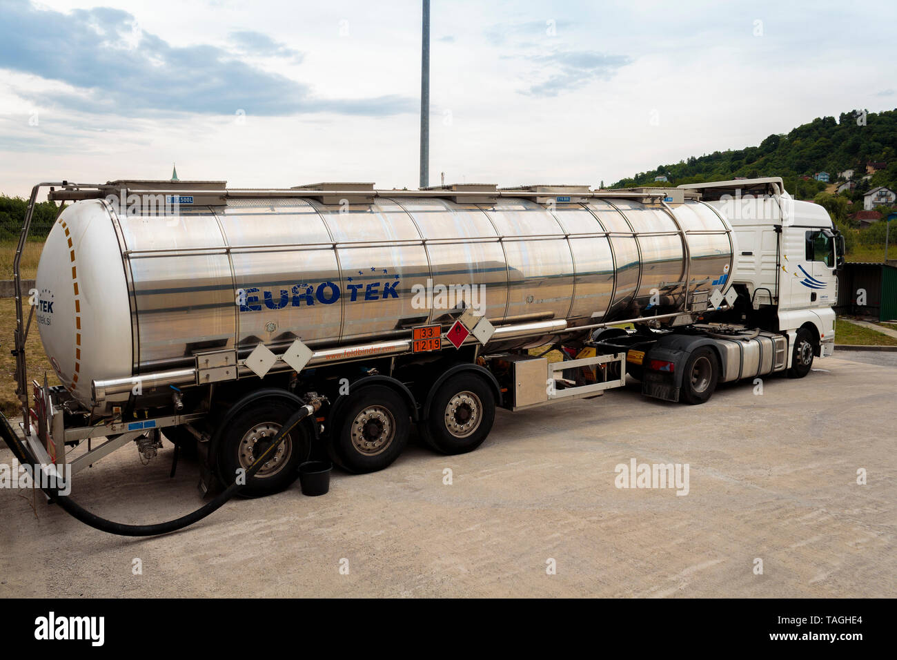 ZAGREB, CROATIE - le 23 juin 2015 : le déchargement des camions-citernes dangereux produits inflammables de l'alcool isopropylique dans le réservoir intérieur de l'entrepôt de stockage de produits chimiques Banque D'Images