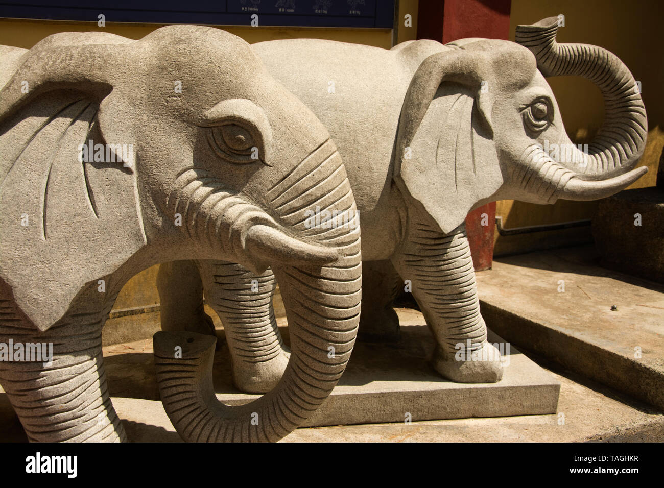 Asie, CORÉE DU SUD, Pusan, Gijang-gun, Haedong Yonggung Temple Bouddhiste (1376), statues d'éléphants en approche sur le temple Banque D'Images