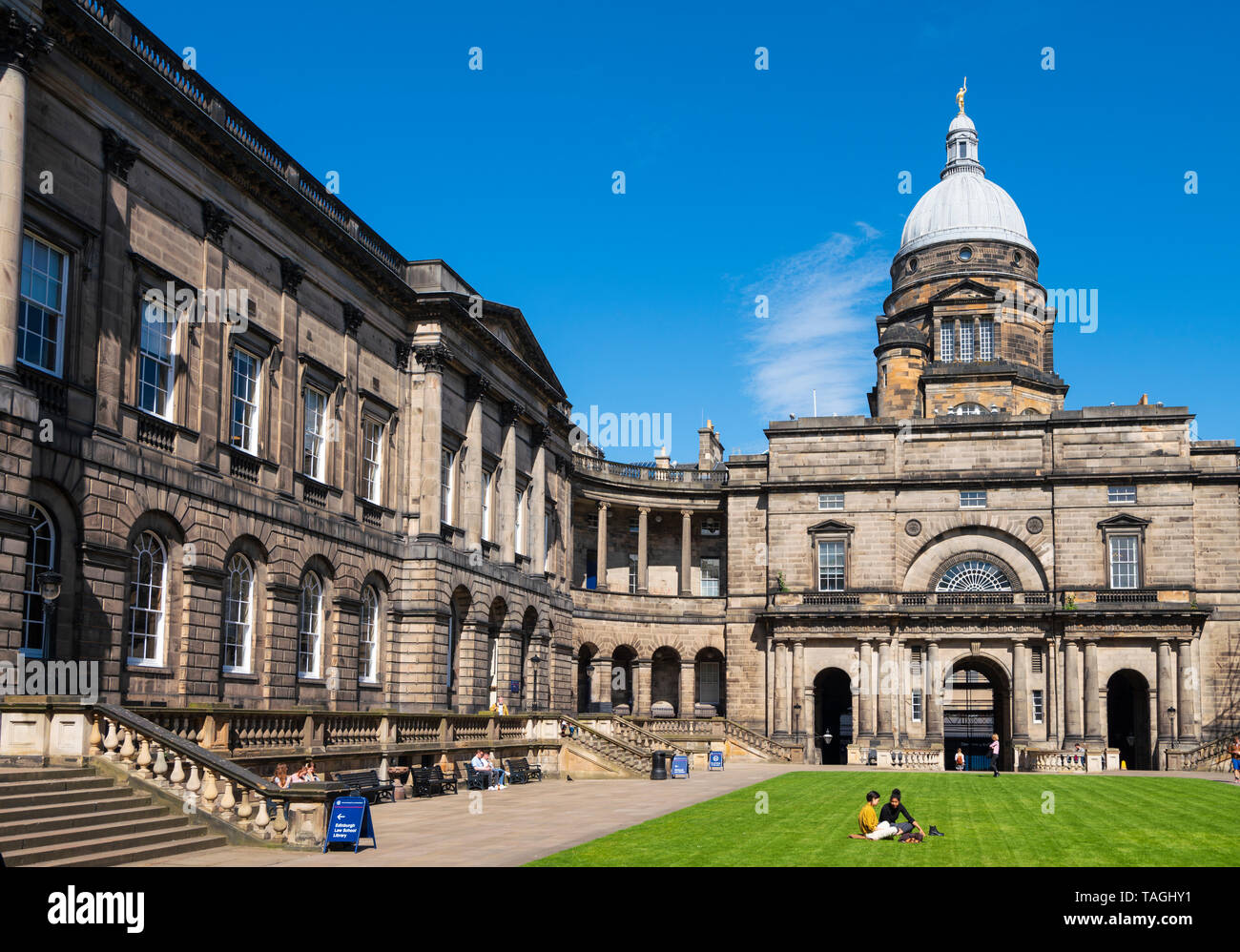Vue sur la cour à l'ancien collège à l'Université d'Edimbourg, Ecosse, Royaume-Uni Banque D'Images