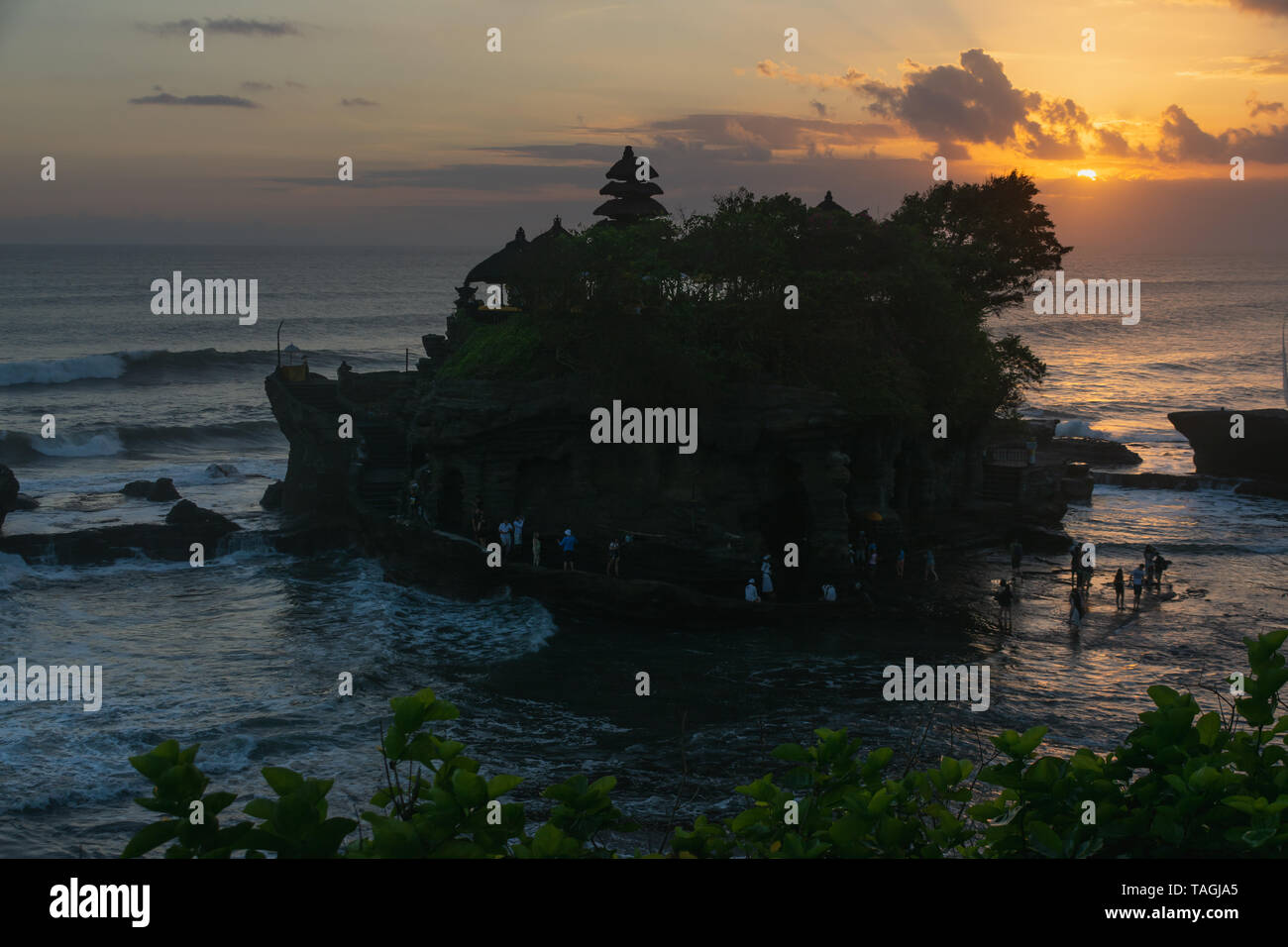 Le plus célèbre temple hindou de Bali, le temple de Tanah Lot à Bali Indonésie au coucher du soleil. Banque D'Images