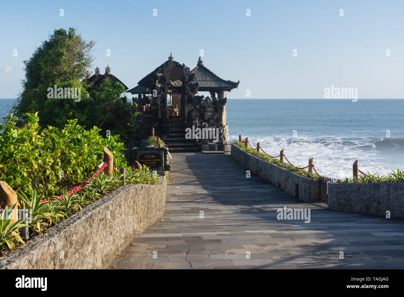 Le plus célèbre temple hindou de Bali, le temple de Tanah Lot à Bali Indonésie au coucher du soleil. Banque D'Images