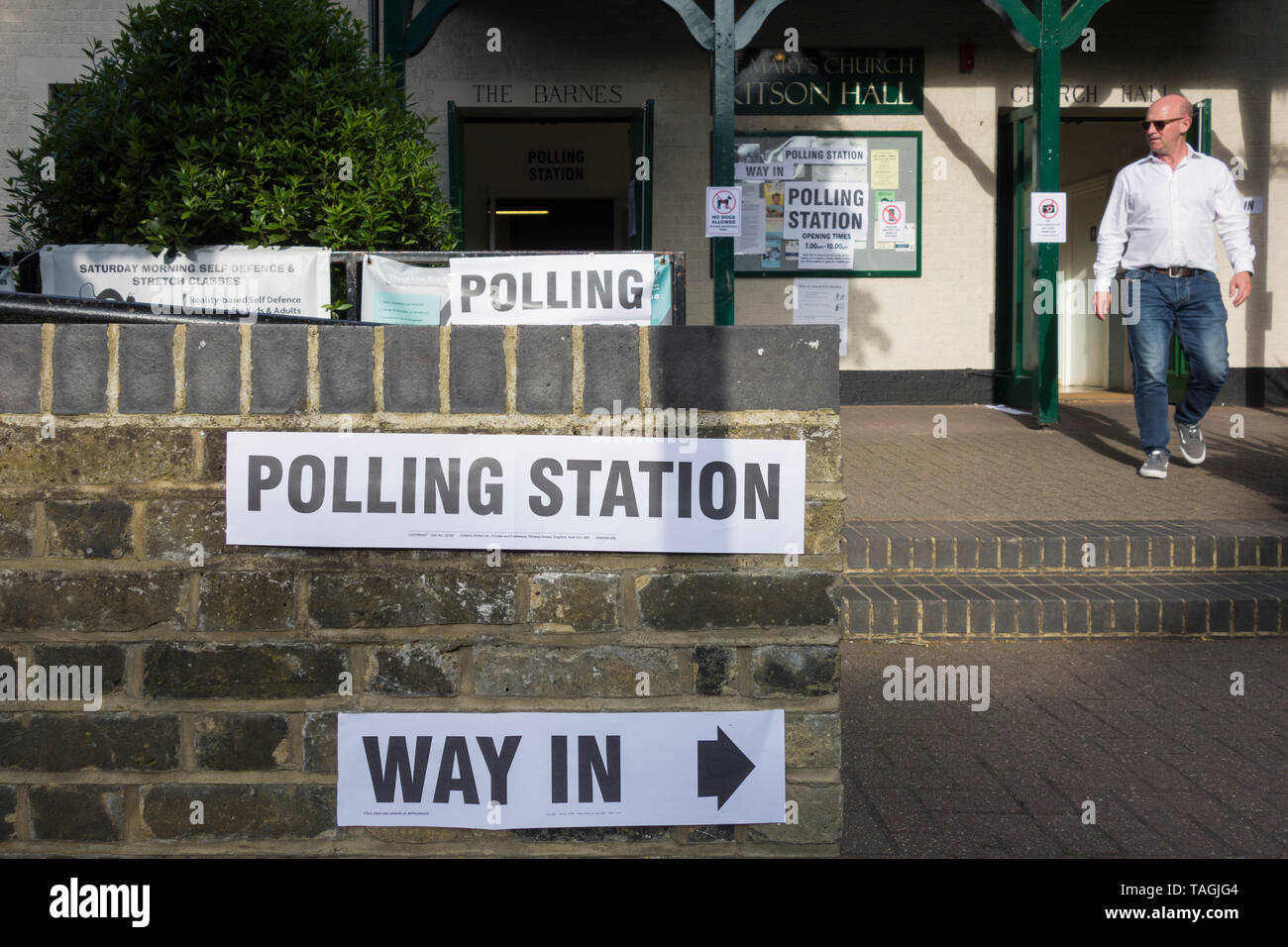 Les électeurs britanniques relative aux élections européennes, le jour du scrutin à un bureau de scrutin de Barnes, Richmond upon Thames, Royaume-Uni Banque D'Images