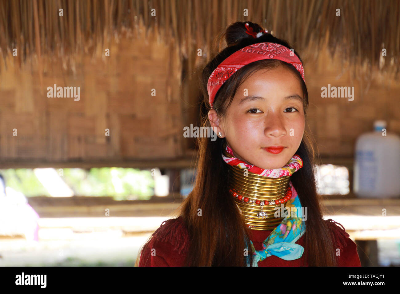 Baidjan KAREN VILLAGE, THAÏLANDE - 17 décembre. 2017 : Close up portrait of young girl with long cou Thanaka peinture sur visage et cou en laiton joints toriques Banque D'Images