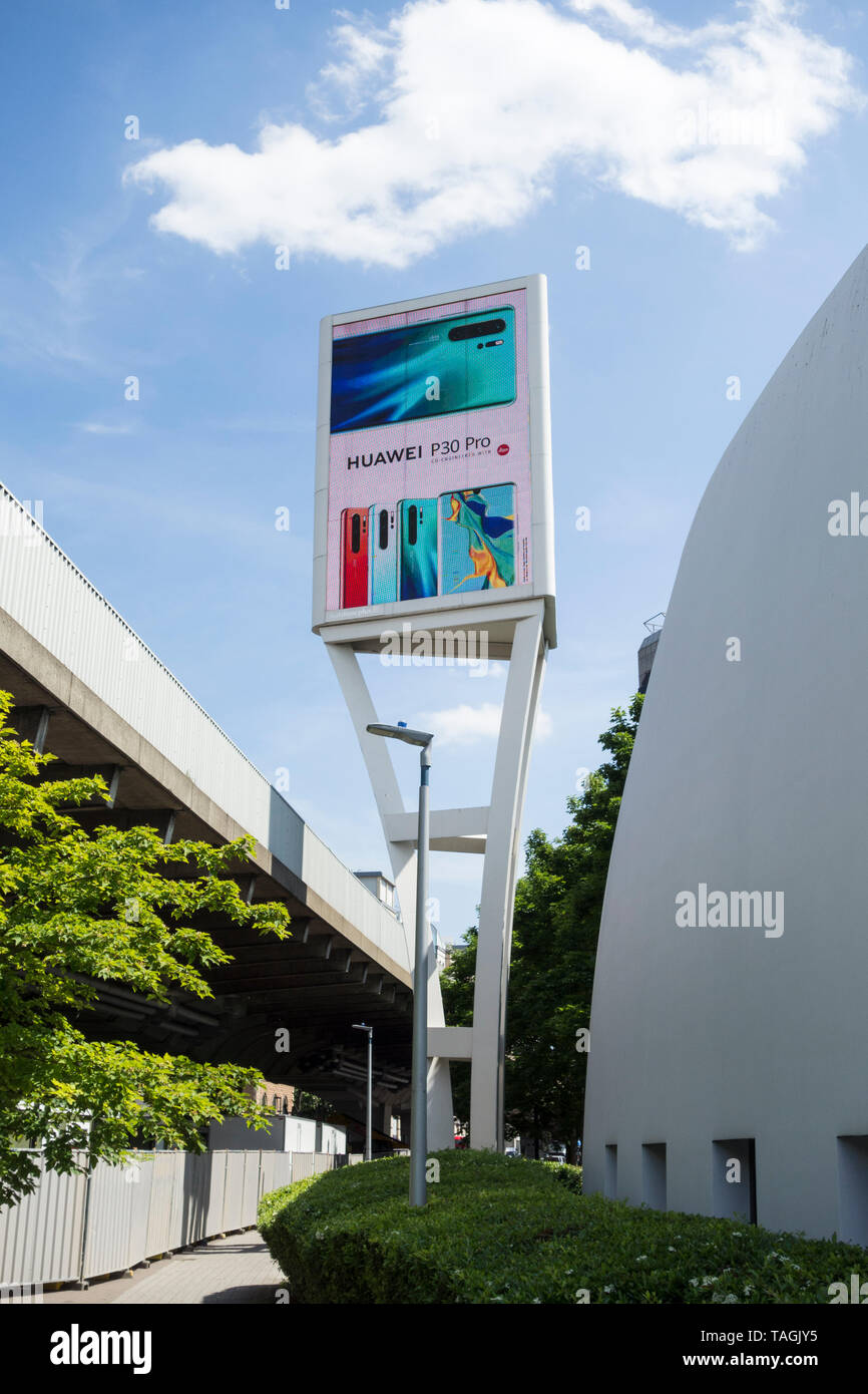 Une publicité pour le téléphone mobile HUAWEI P30 Pro sur un panneau d'affichage numérique aux côtés de Hammersmith Flyover, Londres, Angleterre, Royaume-Uni Banque D'Images