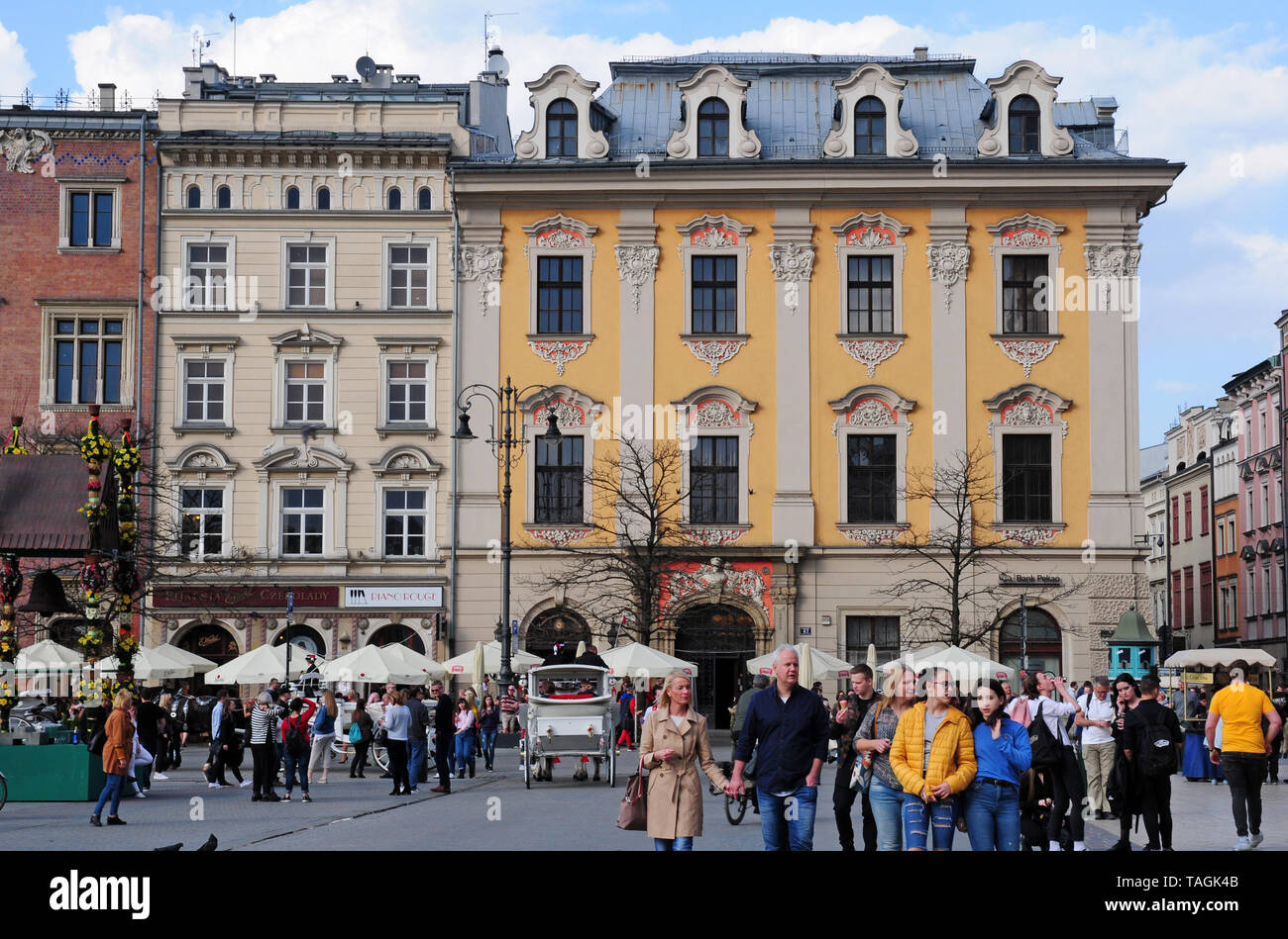 Les vieux bâtiments et les visiteurs, vieille place de la ville. Rynek Glowny. Banque D'Images