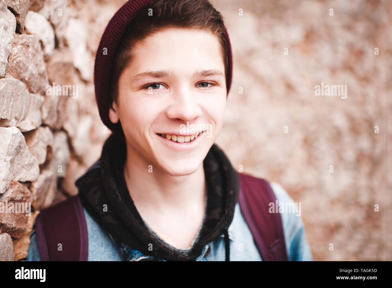 Teen garçon élégant portant des 15-16 ans veste en jean sac à dos et posant  à l'extérieur de près. En regardant la caméra Photo Stock - Alamy