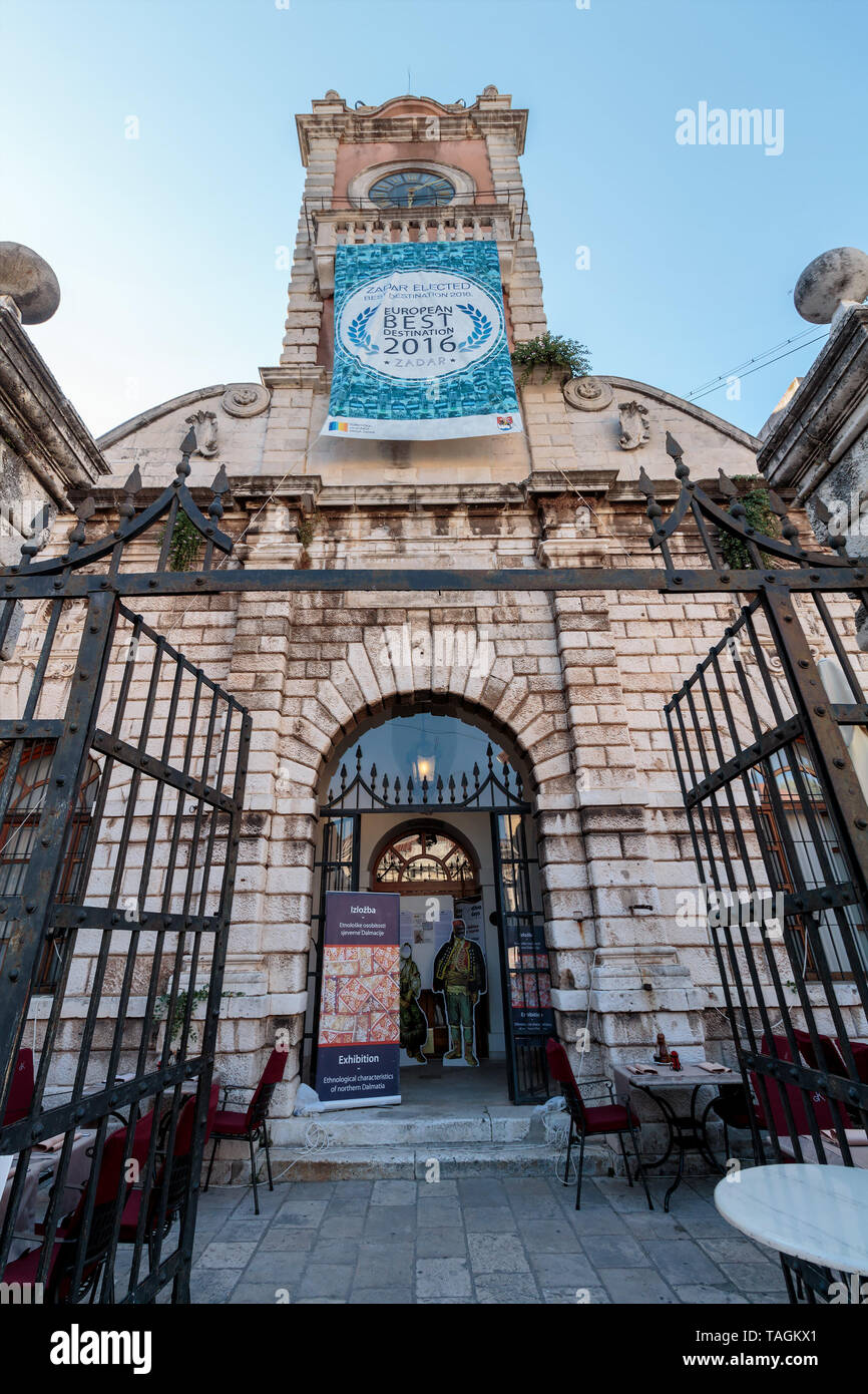 ZADAR, CROATIE - Juillet 10, 2016 : l'affiche sur le bâtiment de la garde de la ville qui disent que Zadar est élu pour la meilleure destination pour 2016 Banque D'Images