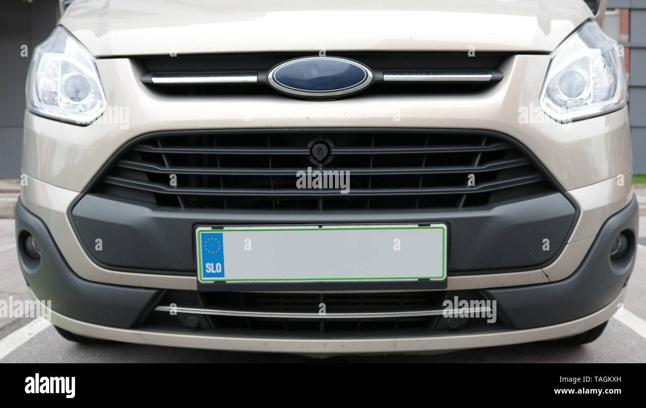 La plaque d'immatriculation vide à l'avant d'une voiture blanche Photo  Stock - Alamy