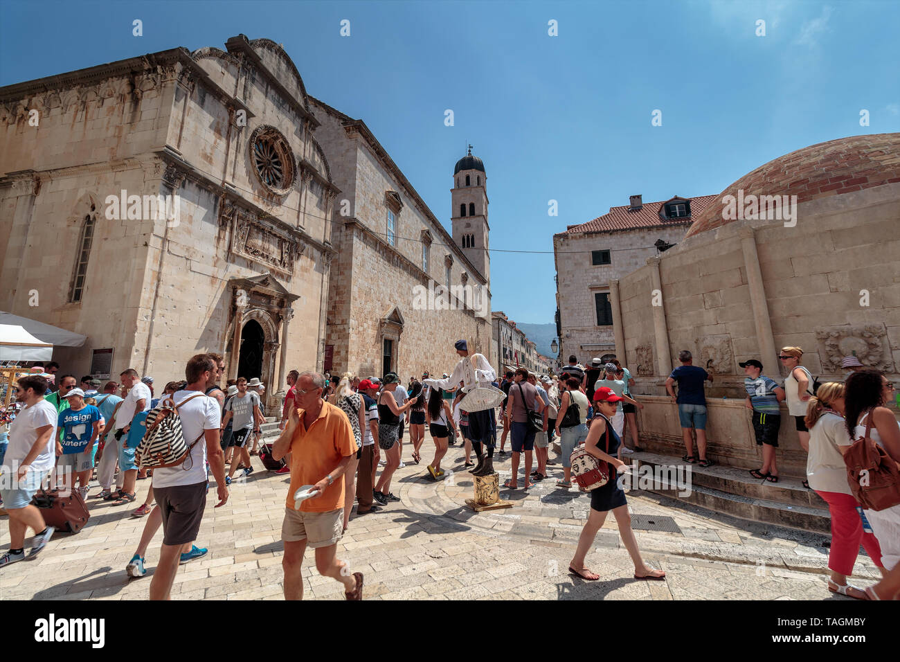 DUBROVNIK, CROATIE - Juillet 13, 2016 : rue Principale Stradun plein de touristes près de l'église de Saint Sauveur et de grande fontaine d'Onofrio dans la ville de Dubrovnik Banque D'Images