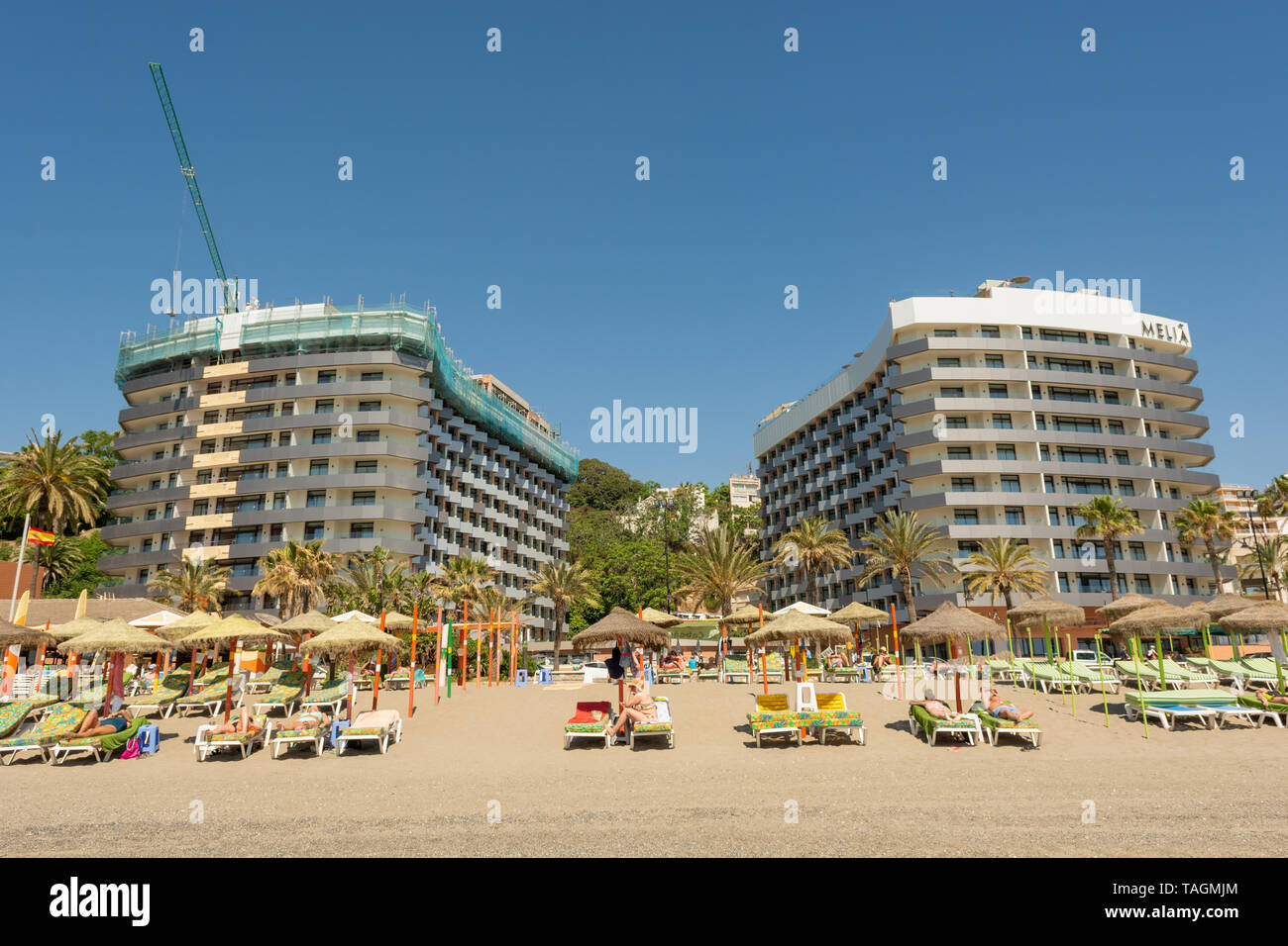 Image miroir 1 bâtiments de l'hôtel appartenant au l'hôtel Melia chaîne sur le front de mer de Torremolinos, Costa del Sol, Espagne Banque D'Images