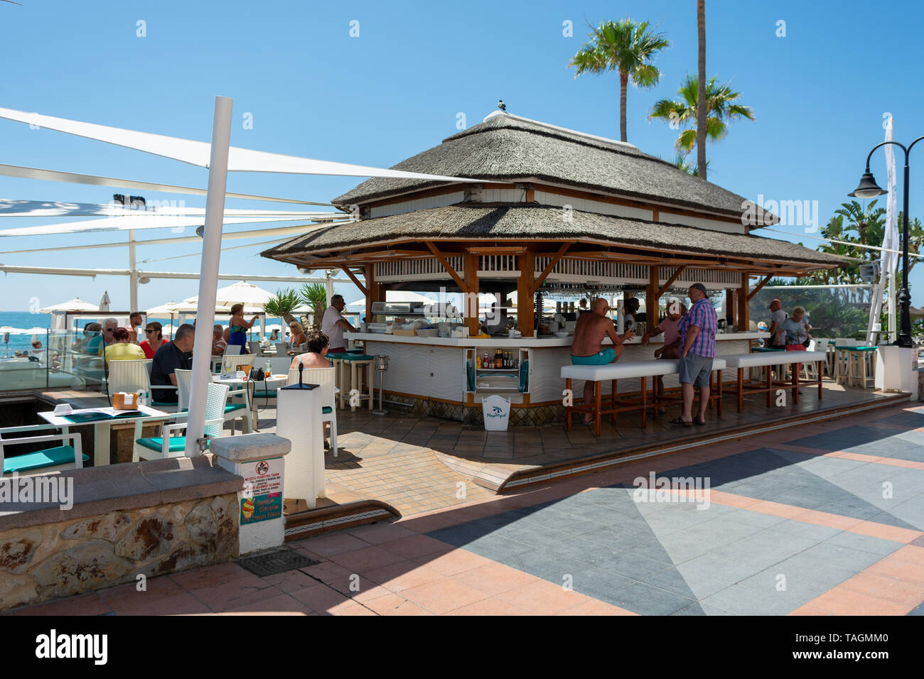 Trendy Playa Miguel beach club et bar, La Carihuela, Torremolinos, Costa del Sol, Espagne Banque D'Images