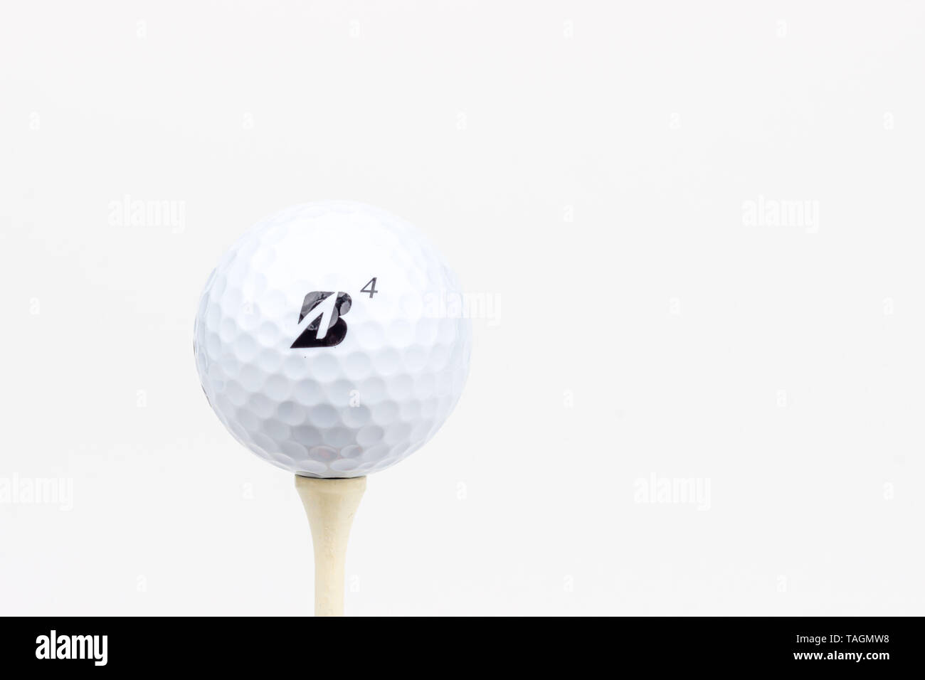 McDonough, Géorgie - 23 mai 2019 : une vue d'un Bridgestone and golfball sur un tee de golf. Banque D'Images