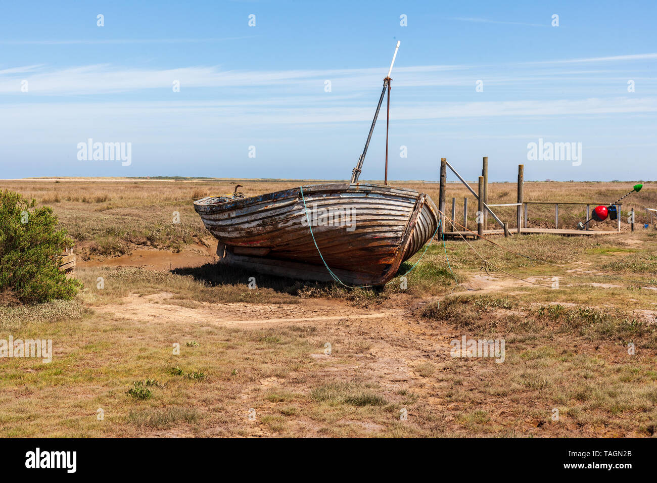 Vue sur le vieux bateau en bois abandonnés en décomposition sur le vieux port thornham North Norfolk Coast uk Banque D'Images