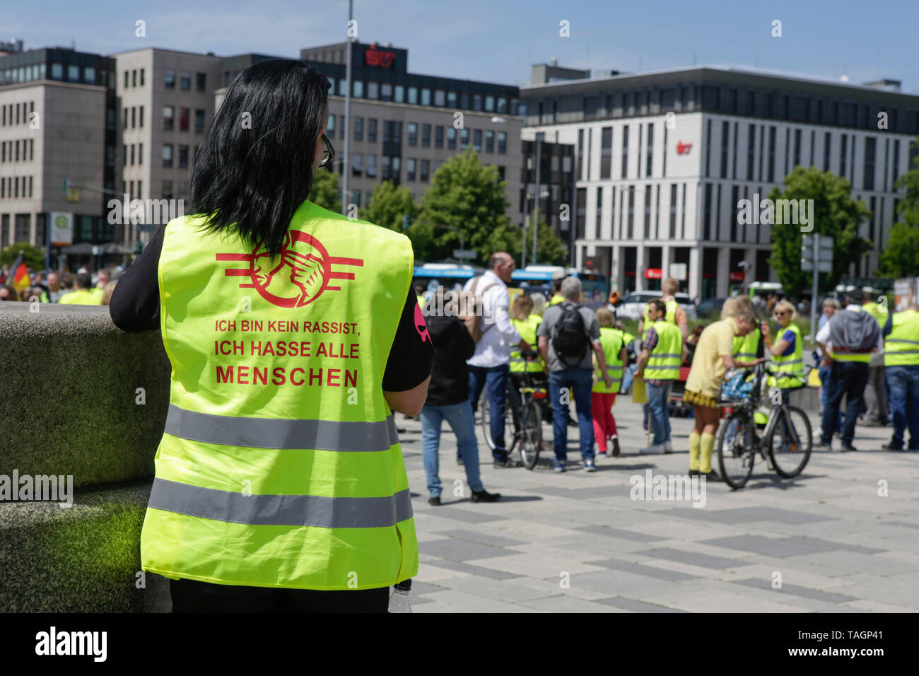 Wiesbaden, Allemagne. 25 mai 2019. Un manifestant porte un gilet jaune avec 'Je ne suis pas raciste, je déteste tous les gens'écrit dessus. En vertu de l'aile droite de 100 manifestants ont défilé avec jaune grâce à Wiesbaden, pour protester contre le gouvernement allemand. Ils ont été confrontés par de petites mais bruyant à l'encontre de protestation. Banque D'Images