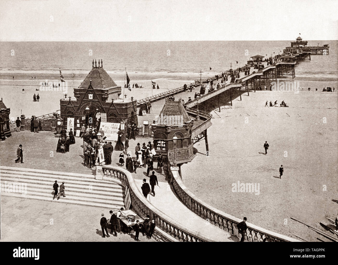 Une fin du 19e siècle vue de jetée de Skegness est ouverte le lundi de Pentecôte en juin 1881 par le duc d'Édimbourg Alfred, duc de Saxe-cobourg et Gotha et était à l'époque le quatrième plus long en Angleterre, à une longueur de 614 yards (561 m) de long. Skegness est une ville balnéaire sur la côte du Lincolnshire de la mer du Nord, Angleterre, Banque D'Images