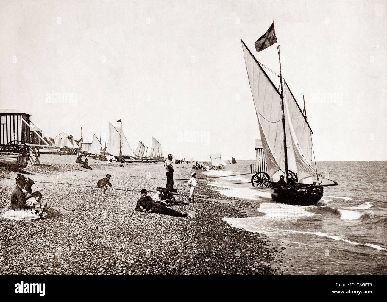Une vue de la fin du xixe siècle de yachts de la plage d'Aldeburgh, une ville sur la côte de la mer du Nord dans le comté de Suffolk, au nord de la rivière l'ADLE. Aldeburgh initialement a été l'un des principaux port Tudor, et avait une florissante industrie de construction navale, mais son importance en tant que port diminué à mesure que la rivière Alde ensablés et les grands navires ne pouvaient plus à quai. Elle a survécu, principalement de la pêche jusqu'au 19e siècle, lorsqu'il s'est également une station balnéaire. Banque D'Images