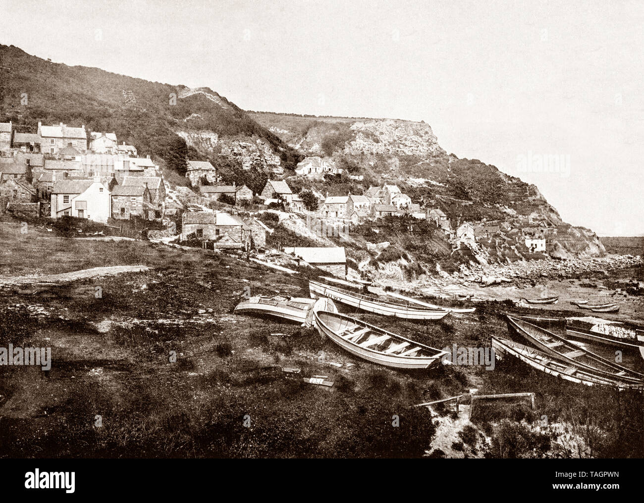 Une vue de la fin du xixe siècle, Runswick Bay aussi le nom d'un village de la municipalité de Scarborough, North Yorkshire, Angleterre. Le village de pêcheurs d'origine a été presque entièrement détruit par un glissement de terrain en 1682. Étonnamment, aucun décès n'a été, que le village a été alerté par deux personnes à un service. Il est devenu une attraction touristique populaire en raison de son pittoresque village perché et sa plage de sable blanc. Banque D'Images