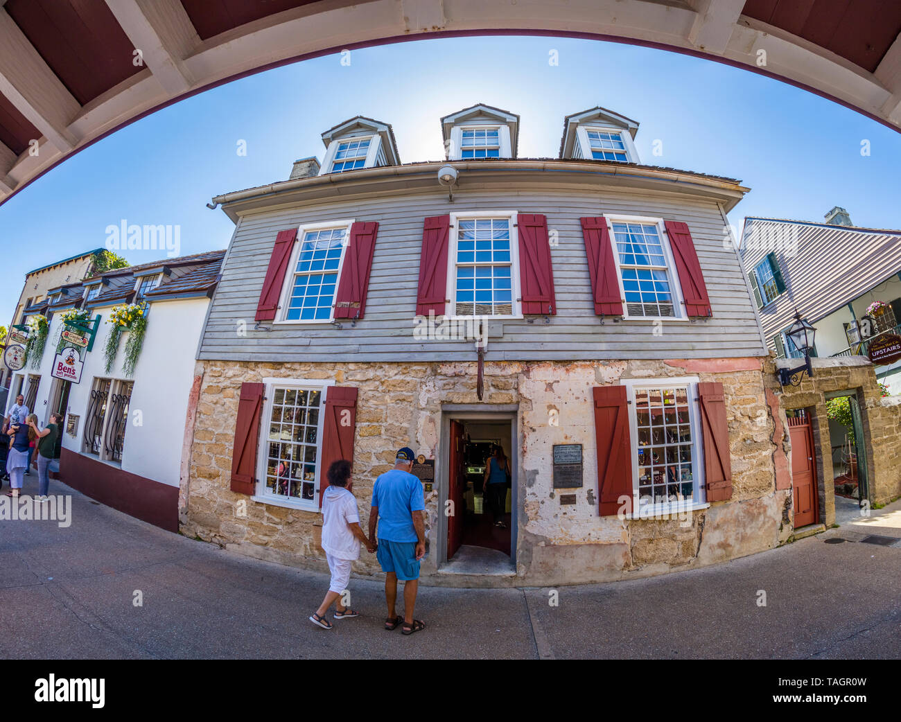 Les touristes en ville historique de St George Street dans le centre-ville de St Augustine en Floride Amériques plus vieille ville Banque D'Images