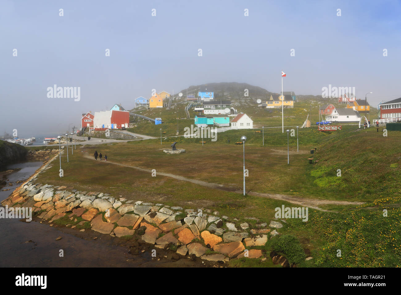 Vue générale des bâtiments et du ruisseau menant à la marina dans le village de Paamiut sur la côte ouest du Groenland. Banque D'Images