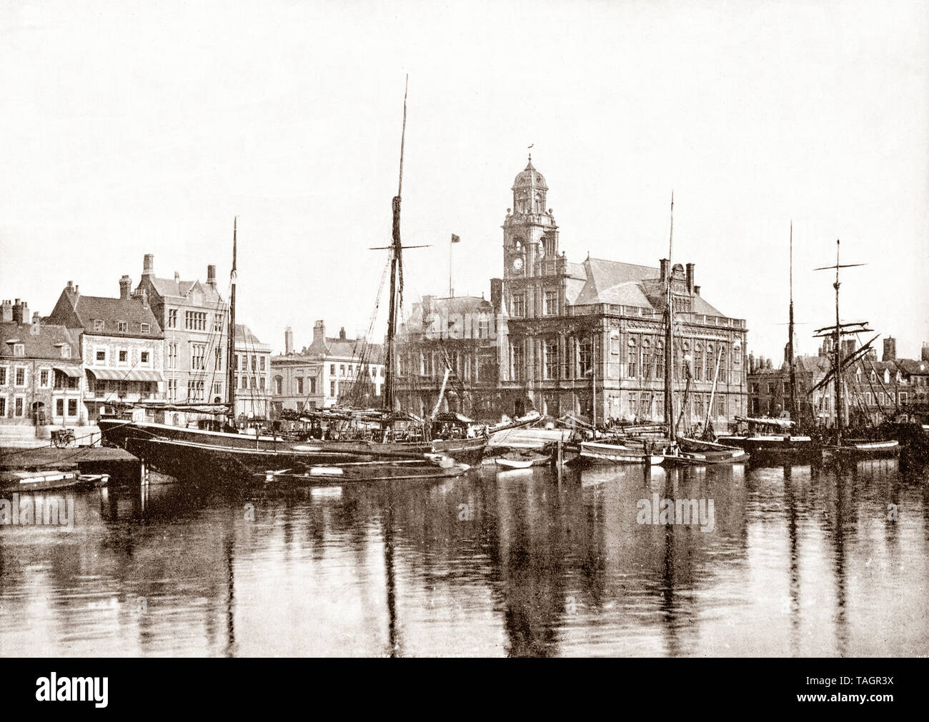 La fin du xixe siècle sur le port et l'hôtel de ville construit dans les années 1880 et un exemple classique de l'architecture gothique victorienne à Great Yarmouth, aka Yarmouth, une ville balnéaire à Norfolk, en Angleterre. Il a été une station balnéaire depuis 1760 et a pris de l'importance lorsqu'un chemin de fer construit en 1844 a donné aux visiteurs un accès plus facile et moins coûteux et provoqué l'afflux de colons. Banque D'Images