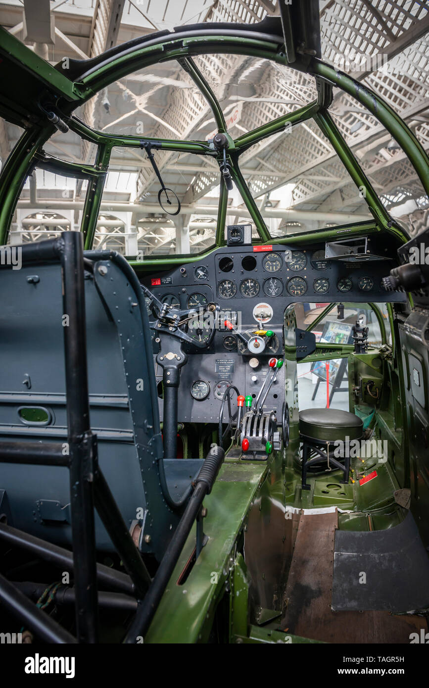 L'intérieur du cockpit d'une guerre mondiale deux Bristol Blenheim bombardier léger à l'Imperial War Museum, Duxford, España Banque D'Images