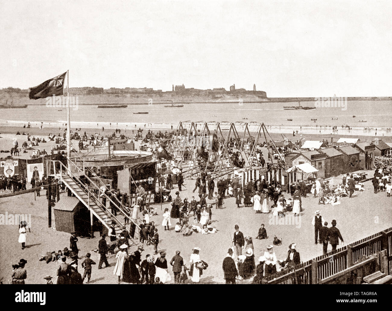 Une fin du 19e siècle vue du champ de foire attractions sur la plage à South Shields, une ville côtière industrielle County Durham, dans le nord-est de l'Angleterre. Situé à l'embouchure de la rivière Tyne en est devenue une station touristique populaire vers la fin du siècle. Banque D'Images