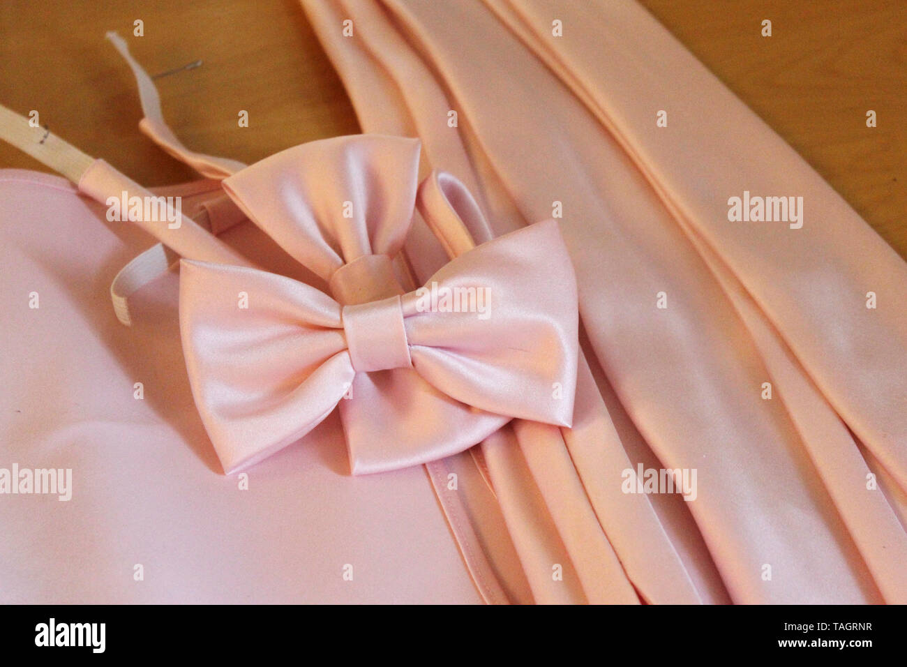 Men's Wear prêt pour un événement officiel, le satin rose bowties et cravates Banque D'Images