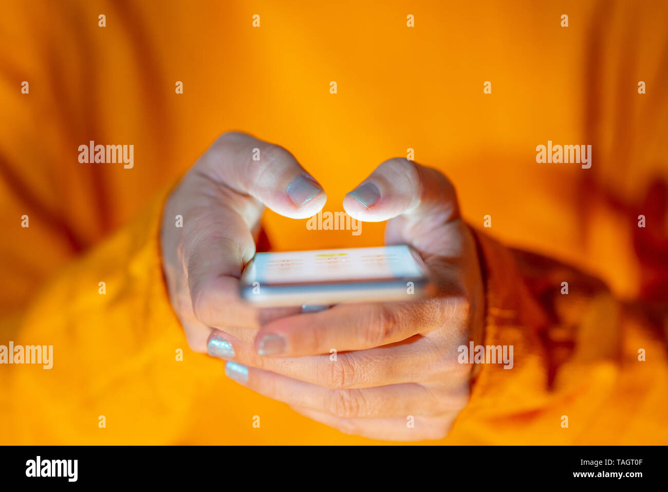 Mains de jeune femme ou adolescent d'envoyer du texte sur les médias sociaux Mobile app dans Internet et la cyberintimidation de la toxicomanie et de la technologie moderne des communications Banque D'Images