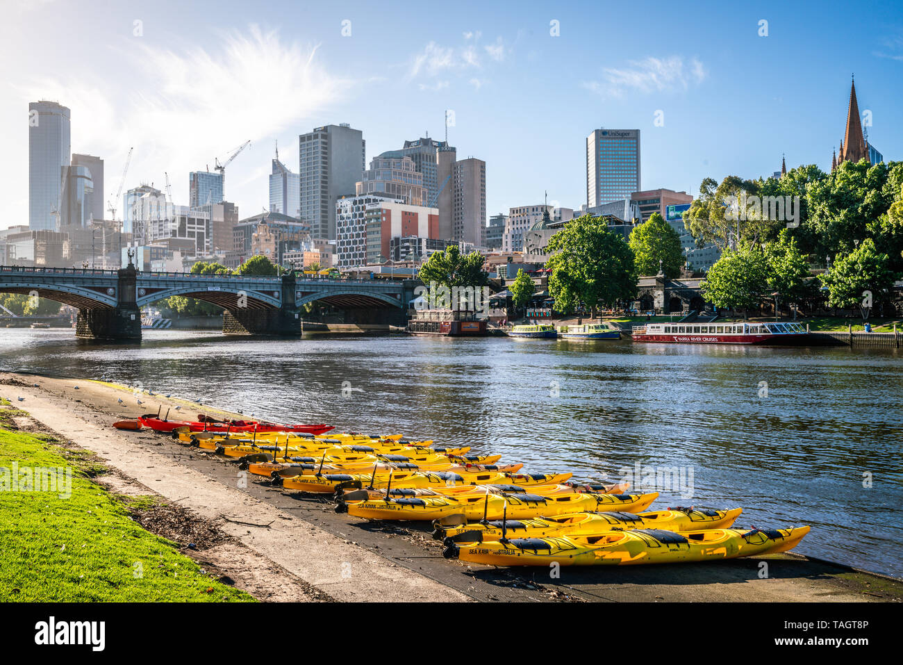 4 janvier 2019, Melbourne Vic Australie : Melbourne buildings skyline avec vue sur la rivière Yarra et jaune kayak bateaux sur la berge, dans Melbourne Victo Banque D'Images