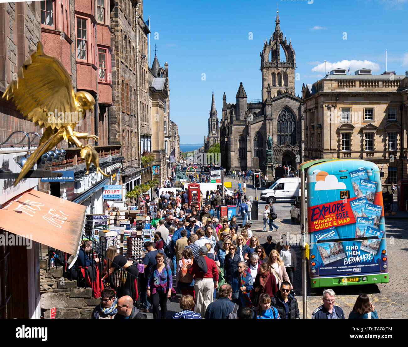 Voir de nombreux touristes entassés sur rue au Royal Mile à Lawnmarket à Édimbourg Vieille Ville, Ecosse, Royaume-Uni Banque D'Images