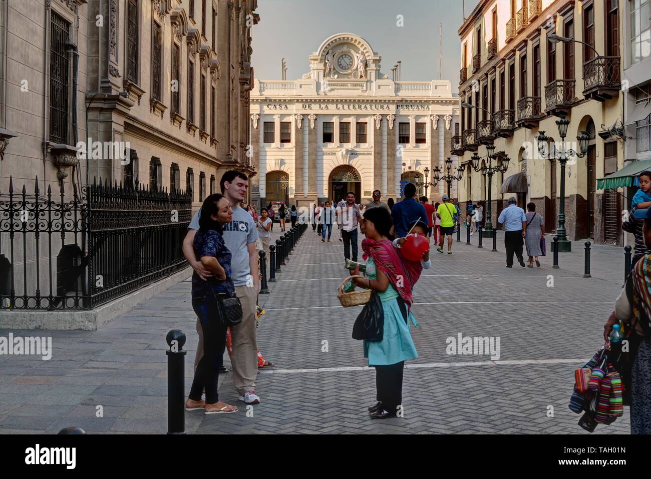 Lima, Pérou - 21 Avril 2018 : Woman with baby vente de biens à des touristes à l'extérieur de la Casa de la Literatura Peruana qui traduit à chambre d'allumé péruvienne Banque D'Images