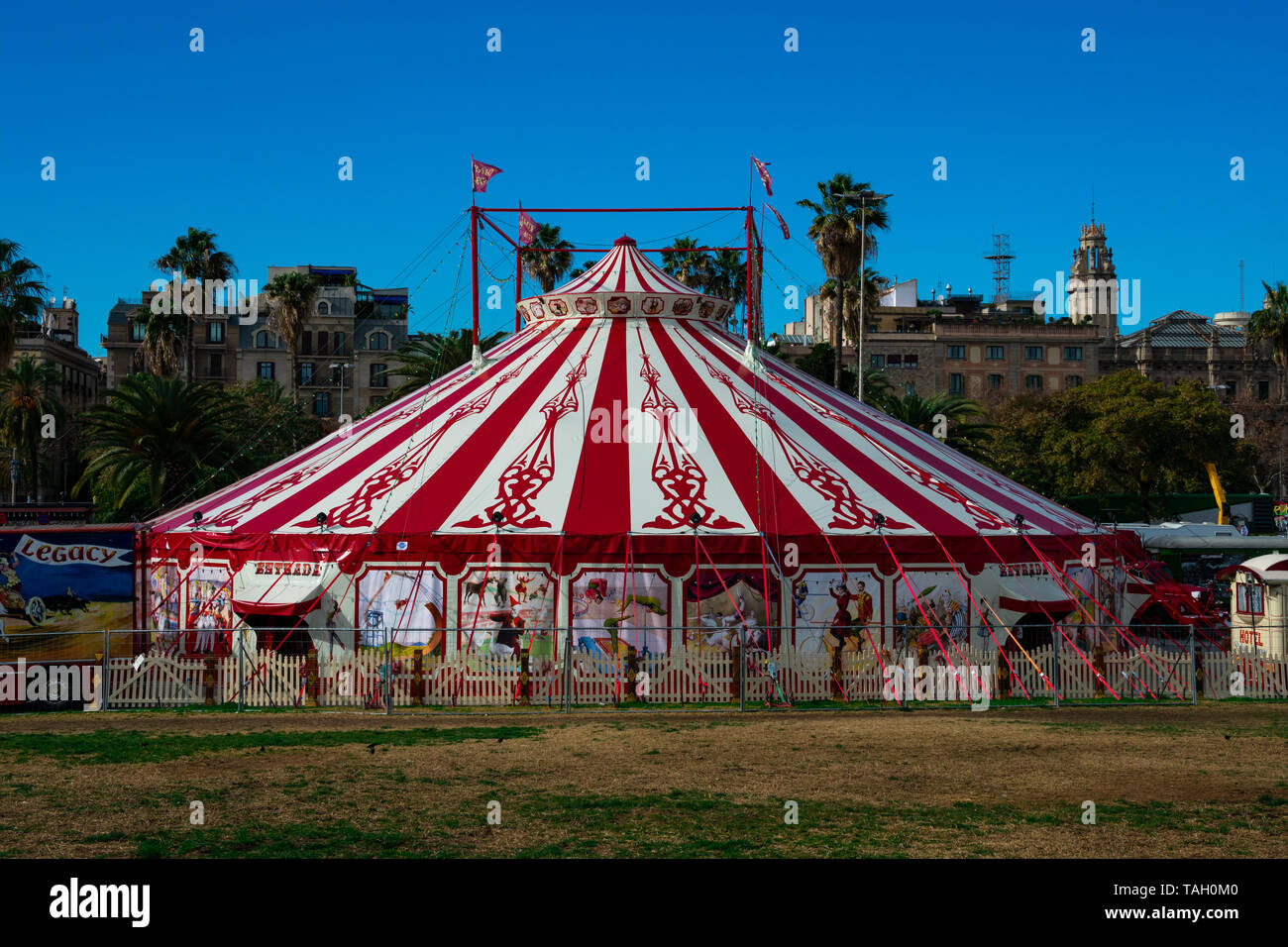 Barcelone, Espagne. Le 10 février 2019. Tente de cirque sur Bacelona vieux Port (Port Vell Puerto Viejo) Banque D'Images