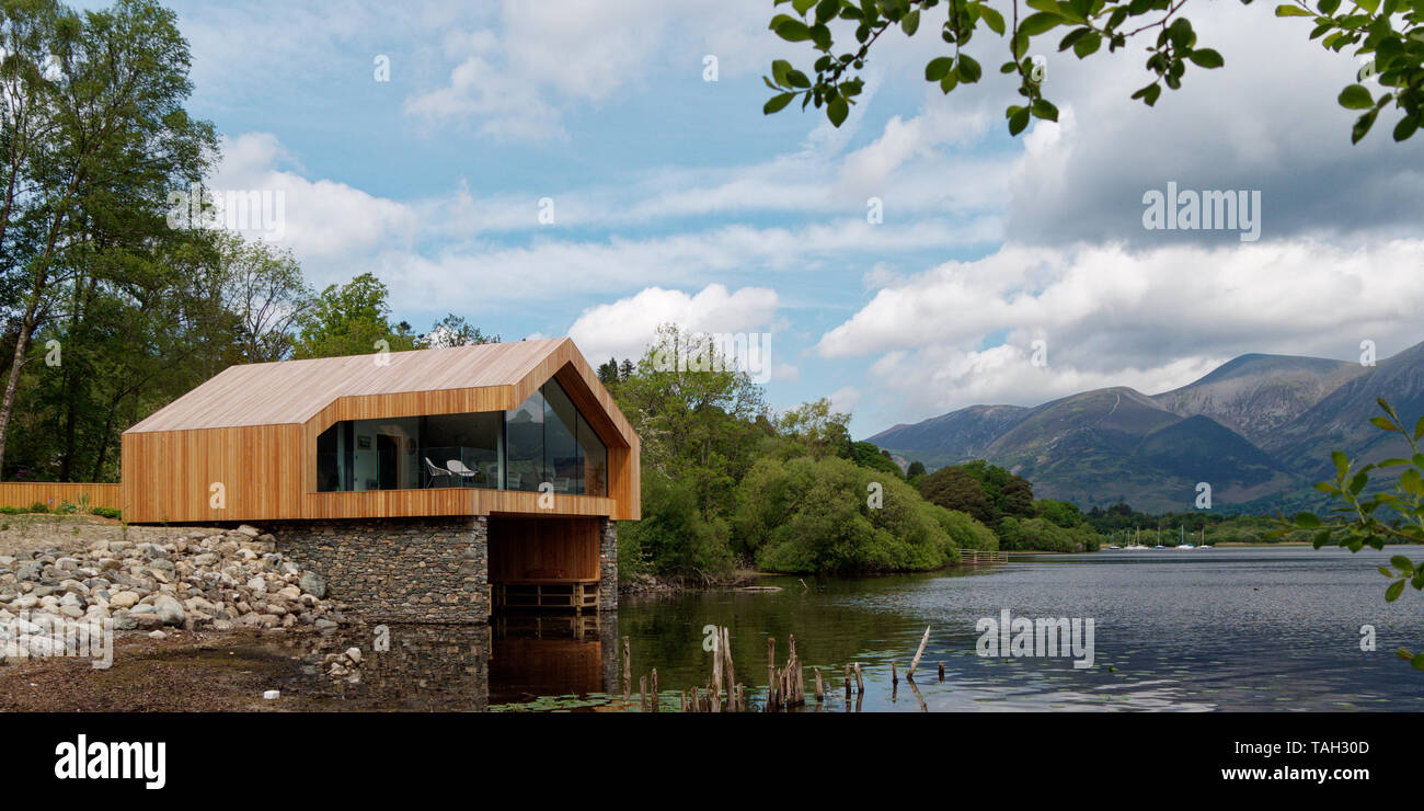 Beau bois et de la pierre d'un hangar à bateaux sur la rive du Derwent Water dans le Lake District Banque D'Images