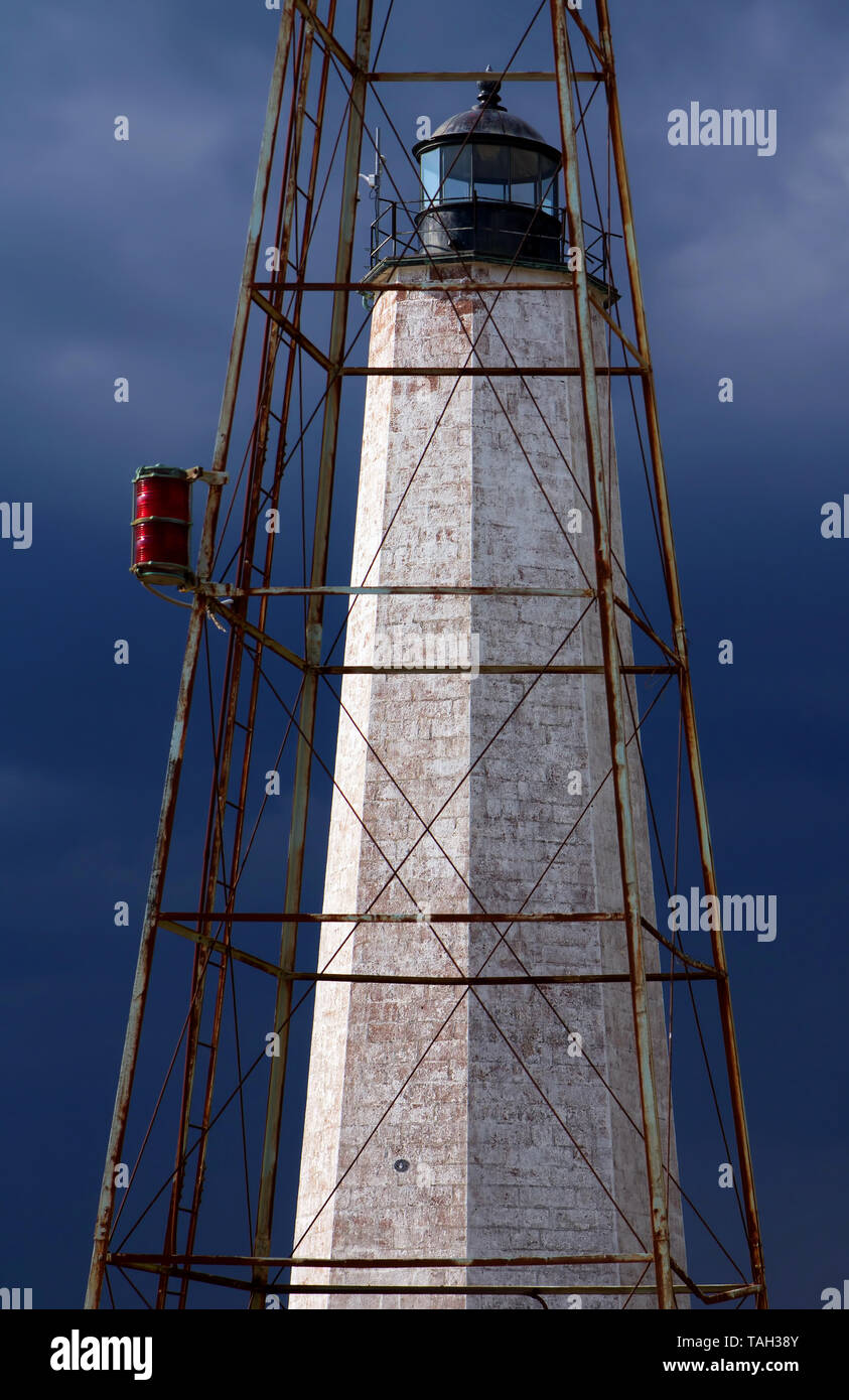 New Haven, CT USA. Jul 2012. Lighthouse Point Park porté phare derrière un tour de transmission de la corrosion du fer. Banque D'Images