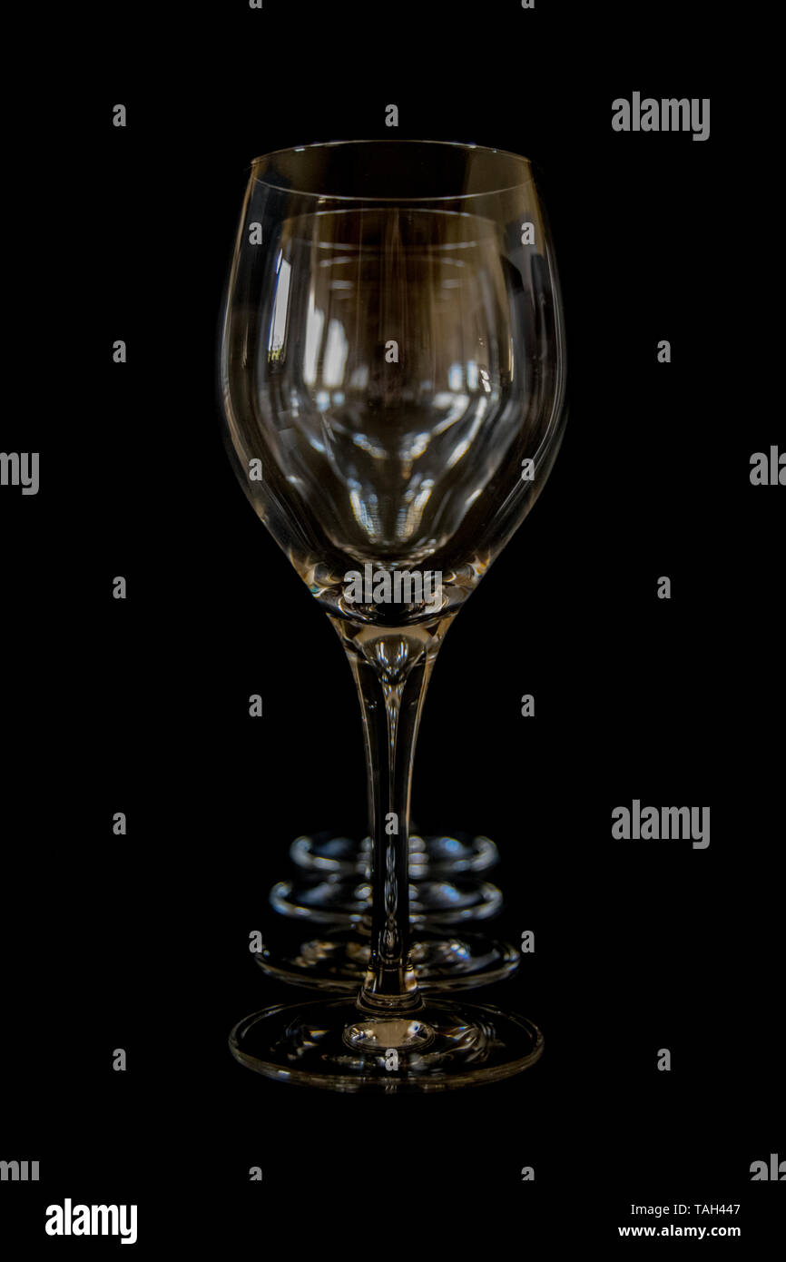 Quatre verres à vin dans une ligne droite avec fond noir Banque D'Images