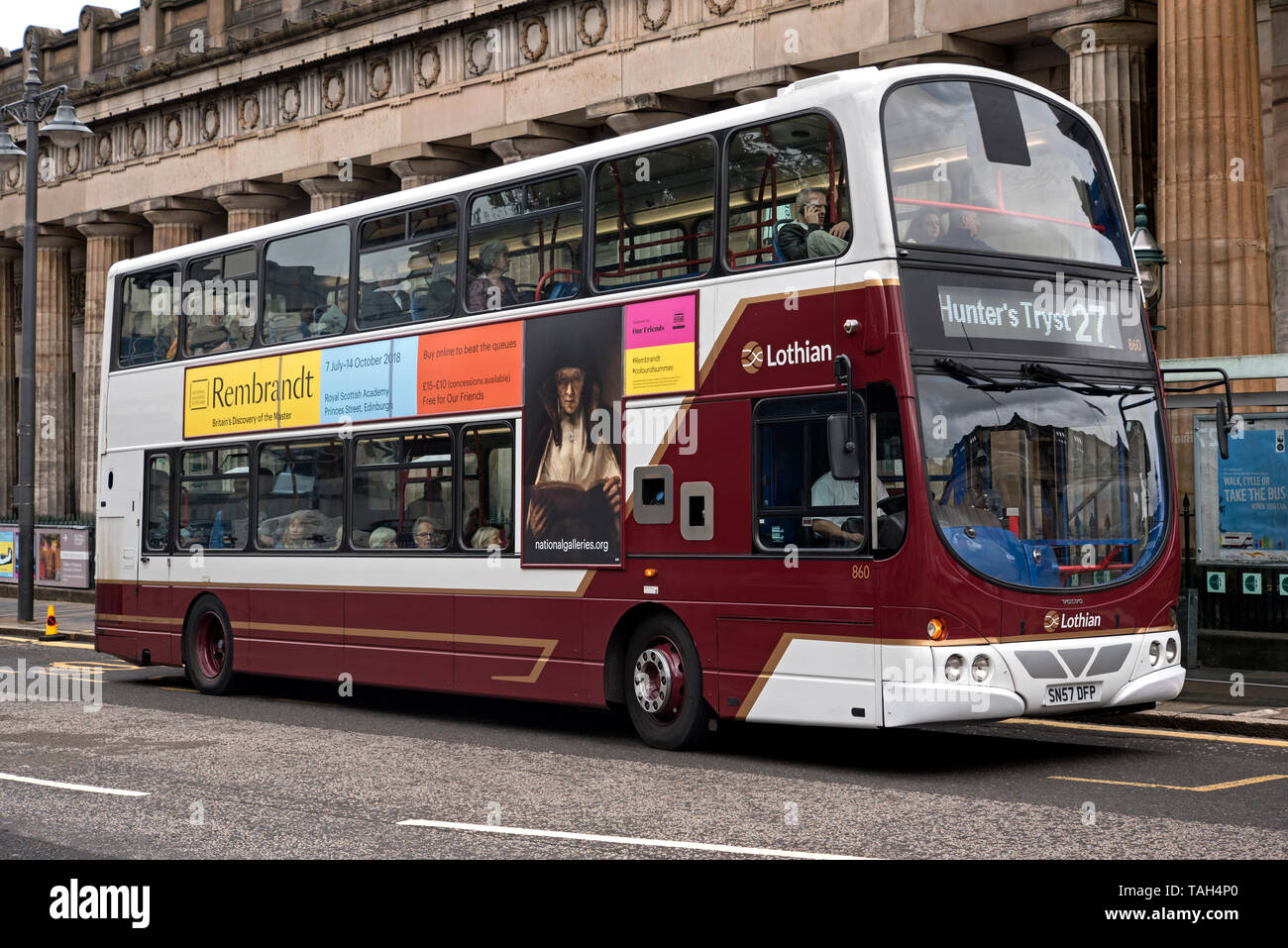 Un bus Lothian publicité une exposition Rembrandt arrêté à côté de la Royal Scottish Academy, Édimbourg, Écosse, Royaume-Uni. Banque D'Images