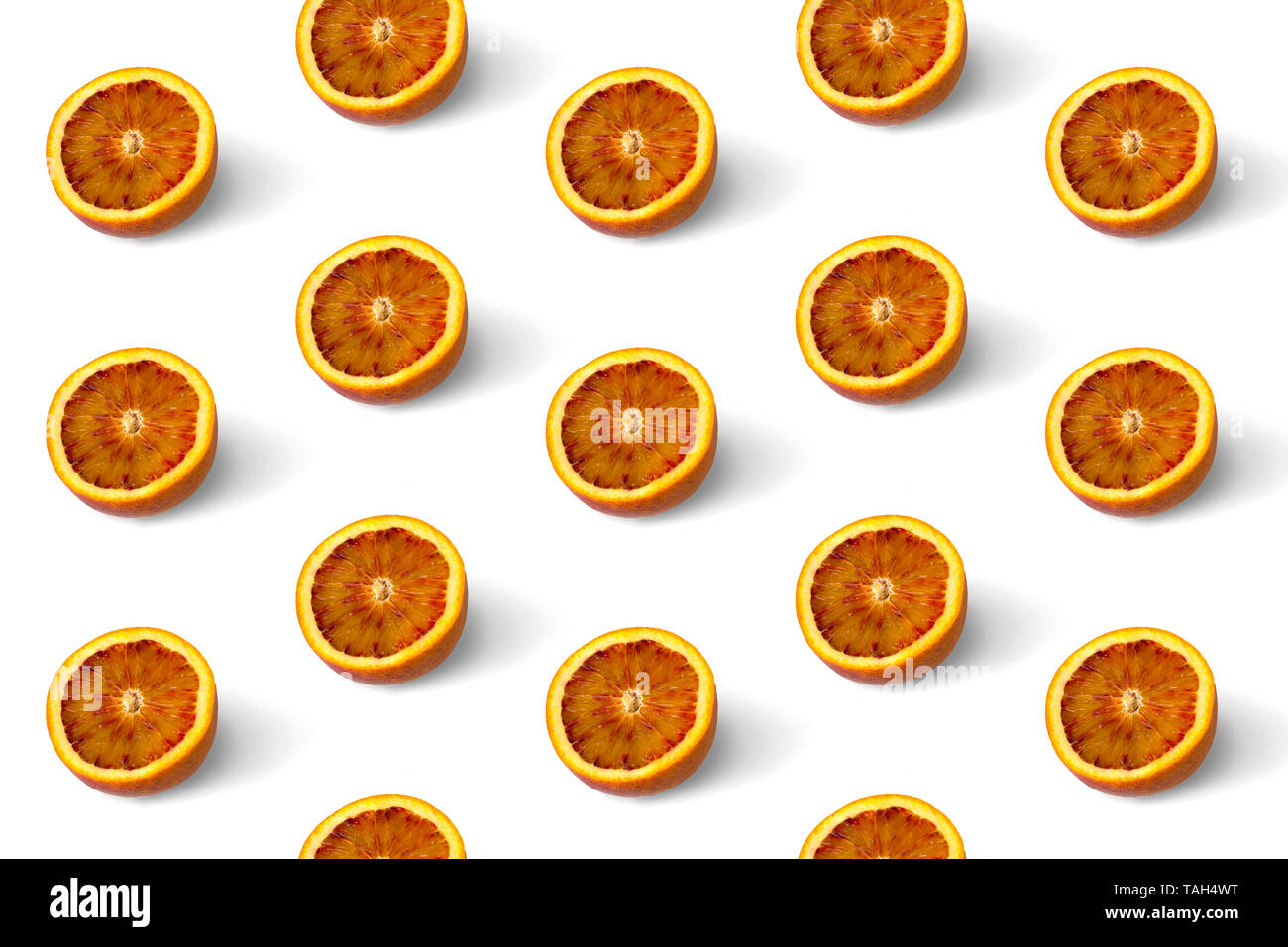 Les tranches d'orange sur fond blanc. Vue de dessus, l'été créative concept. Banque D'Images