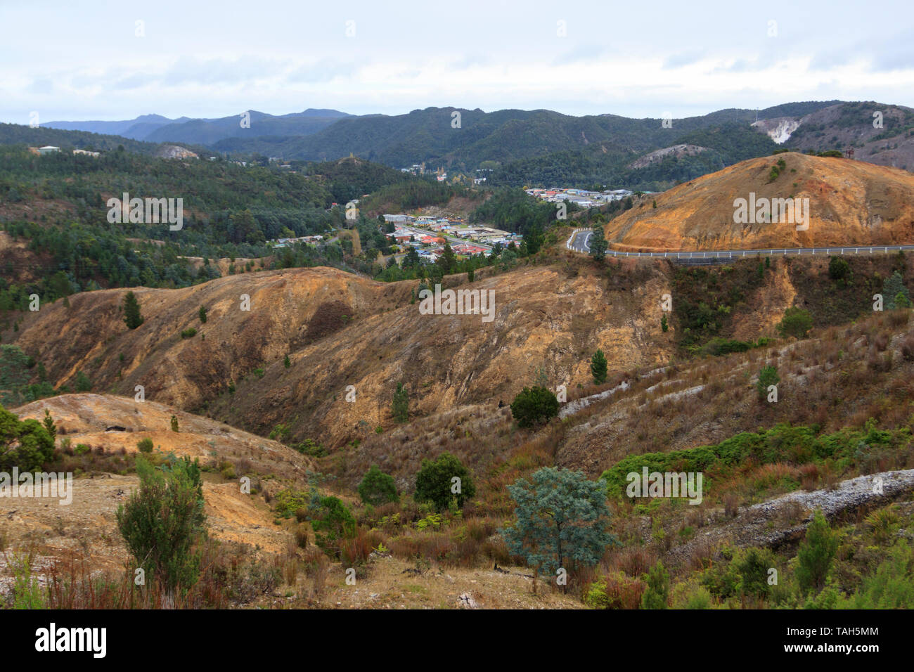 Les collines autour de Queenstown en Tasmanie à la roche jaune à partir de l'abattage d'arbres et les fumées provenant des fours avec végétalisation Banque D'Images